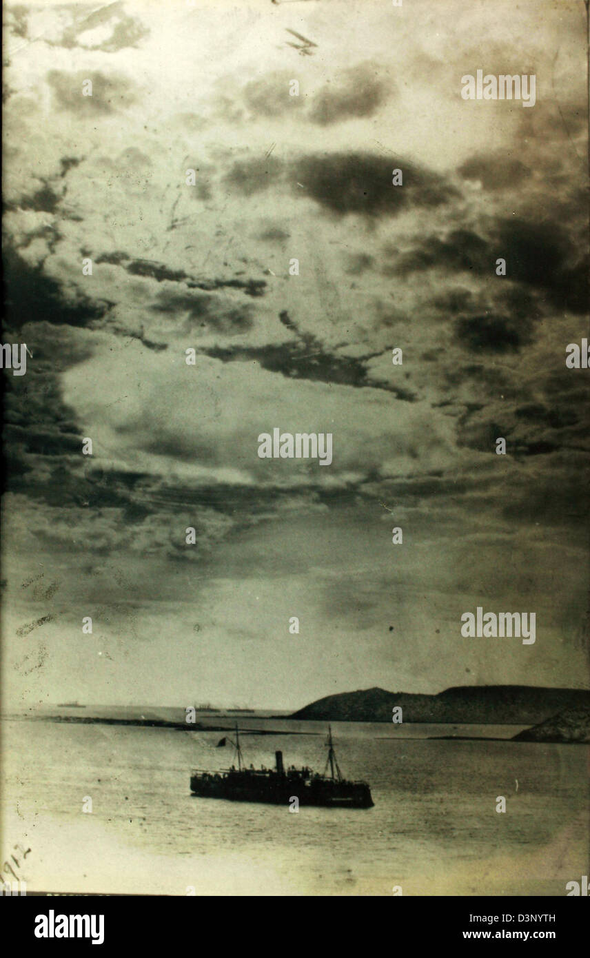 En 1913, un accident d'avion notable impliquant un avion révolutionnaire s'est produit à Nogales, Sonora. L'accident a mis en évidence les risques associés aux premières expériences aéronautiques. Banque D'Images