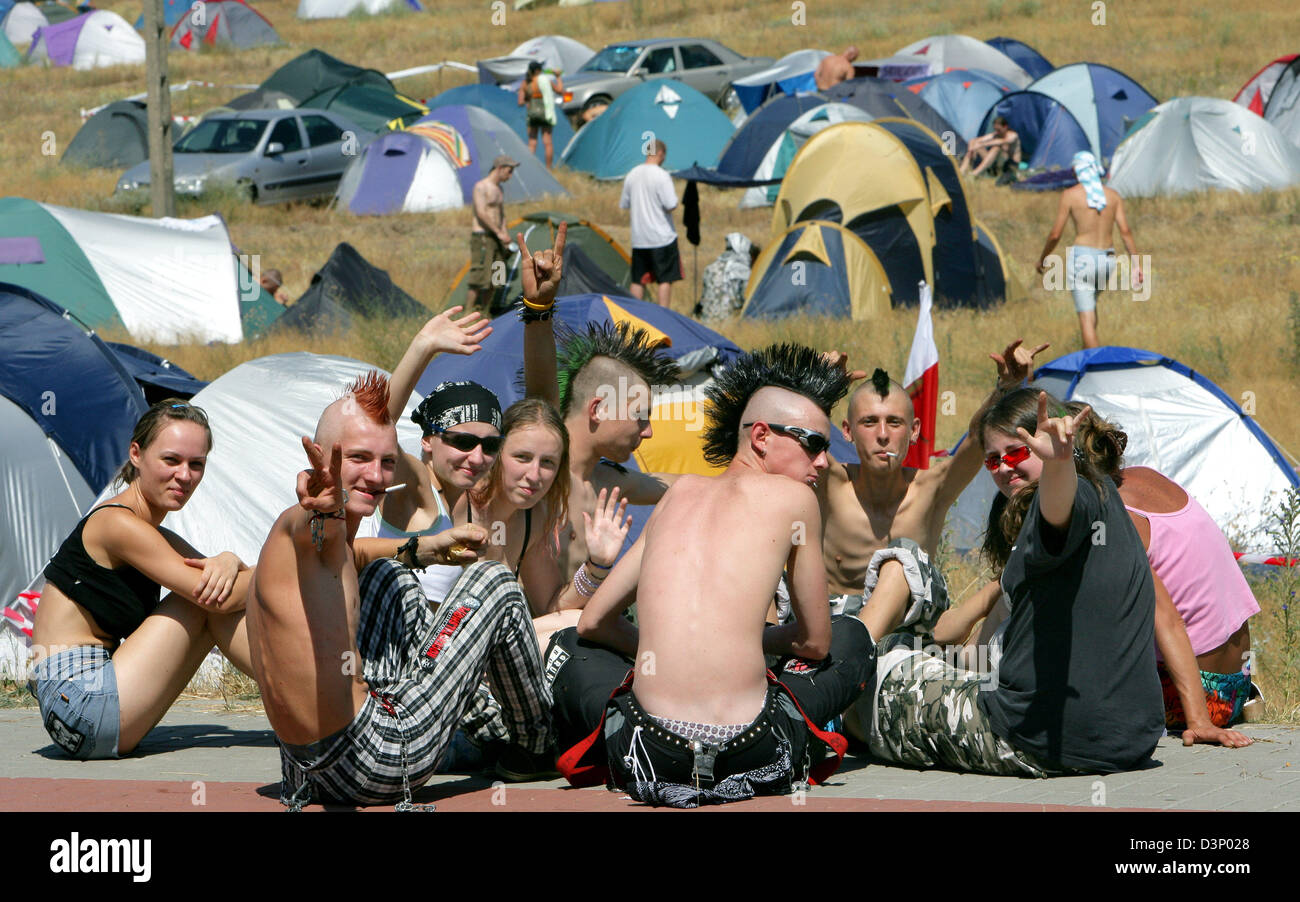 Les jeunes impatients de l'open-air festival 'Willa Arte Woodstock" (Woodstock station) dans la ville frontière Nowy, Pologne, le mercredi 26 juillet 2006. Les deux jours du festival débute vendredi, 28 juillet. La ville, à 80 kilomètres de Berlin, s'attend à ce que 350 000 visiteurs pour le festival sur le thème le l'amour, l'Amitié, Musik'. 30 rock- et des de la Pologne, l'Allemagne, l'Ukraine, l'Afrique et la Banque D'Images