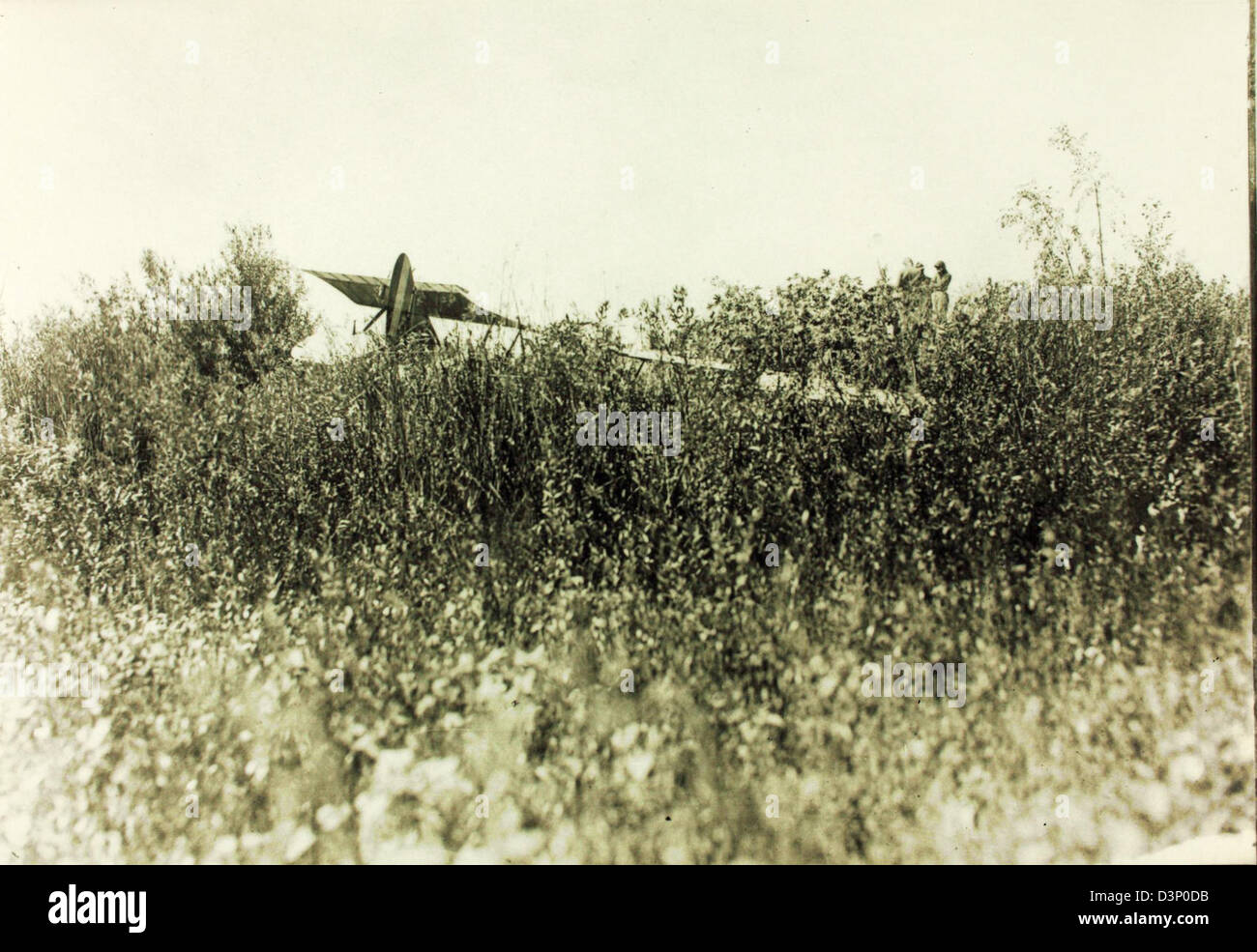 Une photographie documentant un accident d'avion à San Diego entre 1920 et 1925, montrant les défis et les risques auxquels sont confrontés les premiers aviateurs. Banque D'Images