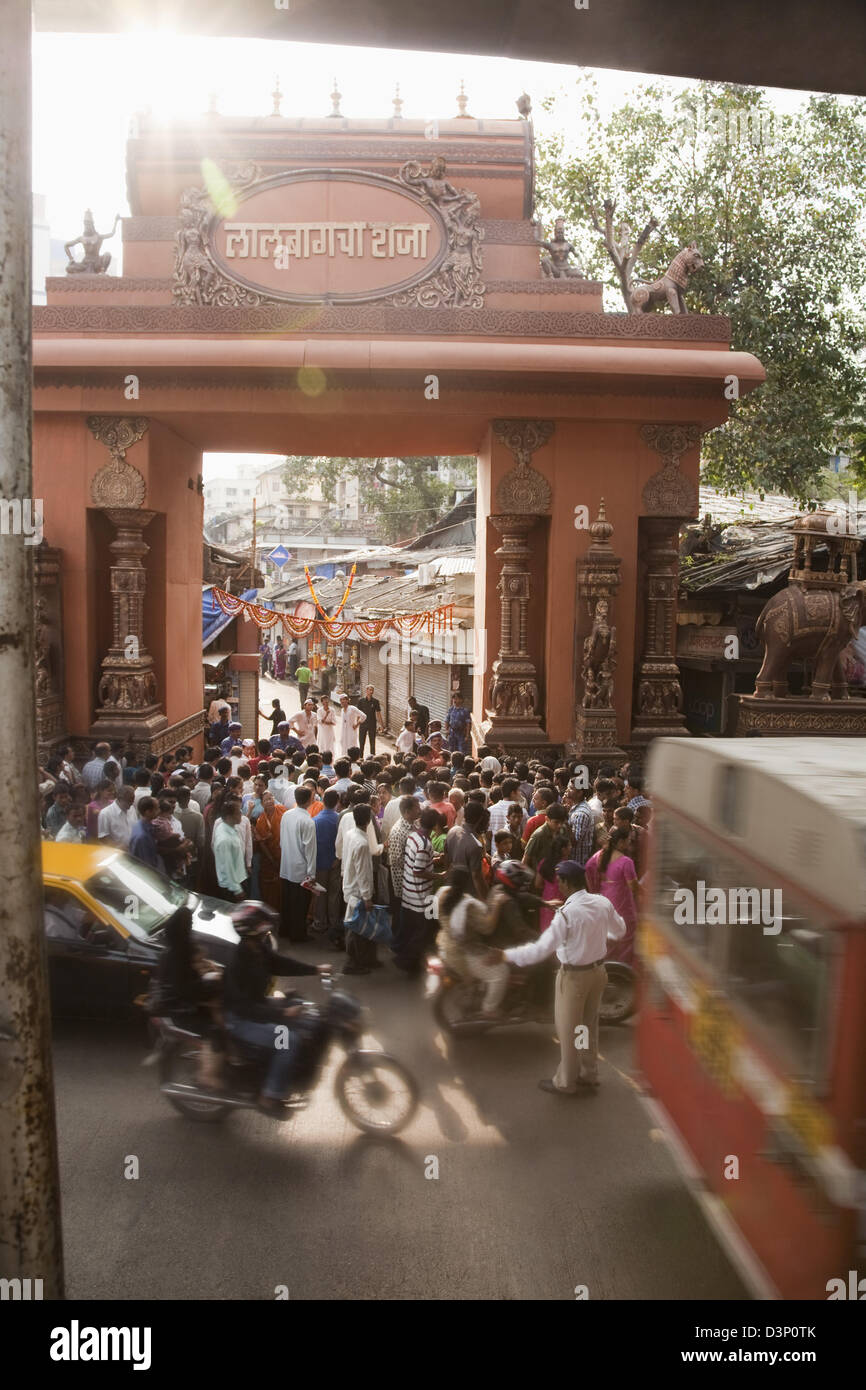 Foule à l'entrée d'un temple durant procession religieuse de Ganpati visarjan cérémonie, Mumbai, Maharashtra, Inde Banque D'Images