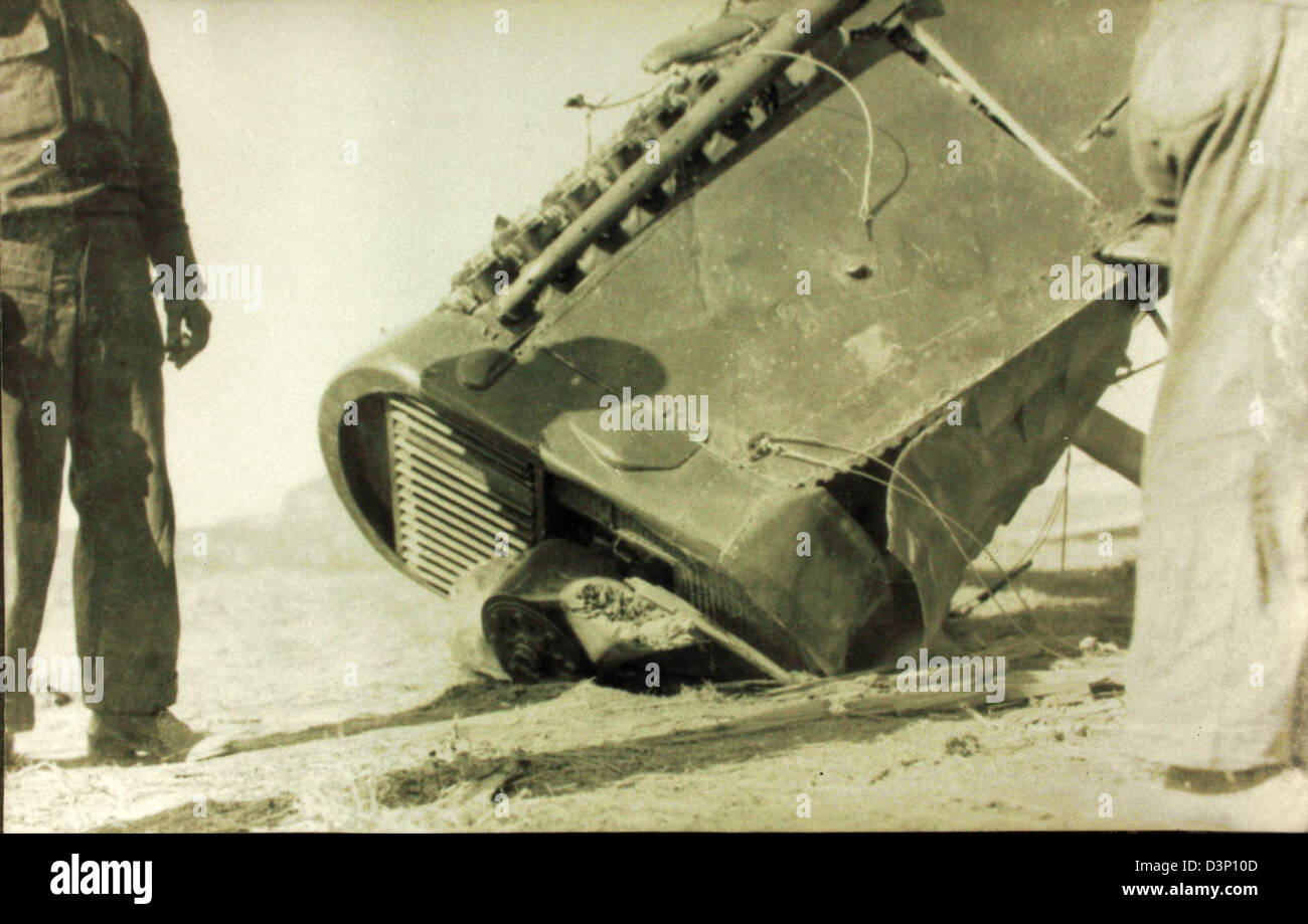Cette image historique capture un tragique accident d'avion à San Diego entre 1920 et 1925, documentant les premiers défis de l'aviation et les préoccupations en matière de sécurité. Banque D'Images