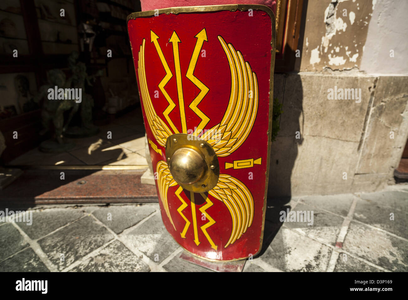 Réplique d'un bouclier du légionnaire romain à l'extérieur d'une boutique à Rome Banque D'Images