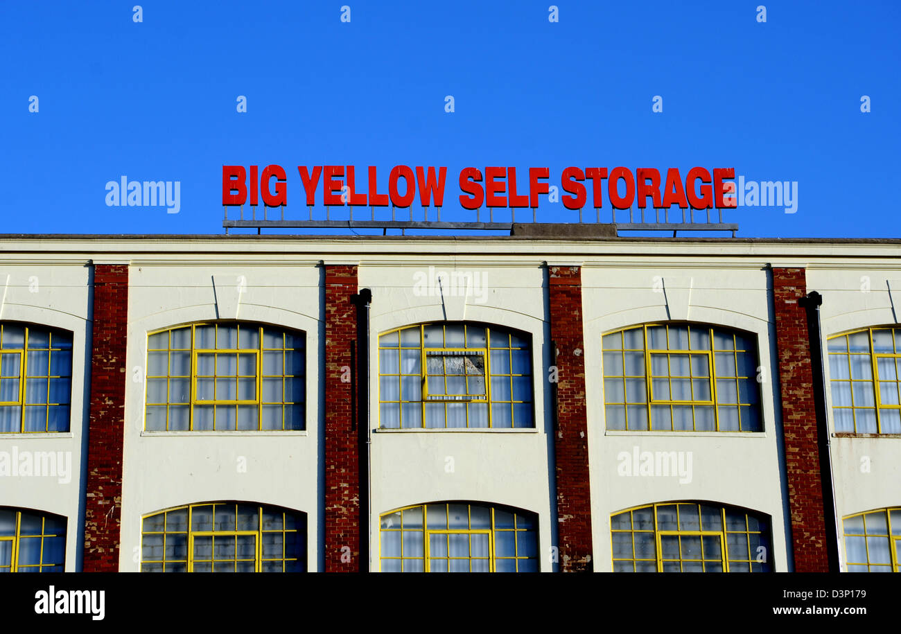 Big Yellow Self Storage company building against blue sky à Brighton, UK Banque D'Images