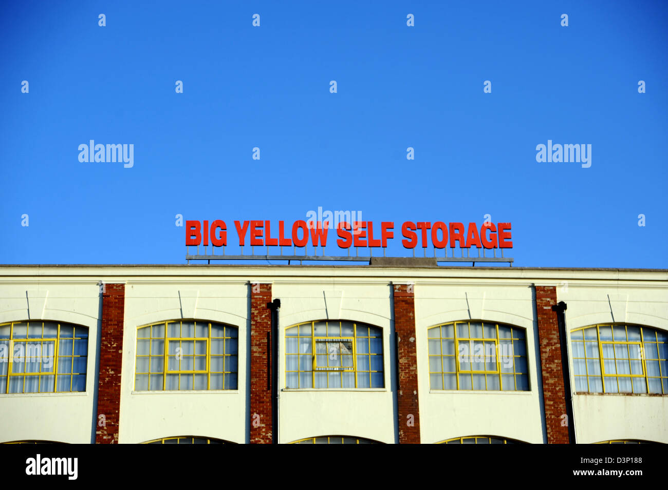 Big Yellow Self Storage company building against blue sky à Brighton, UK Banque D'Images