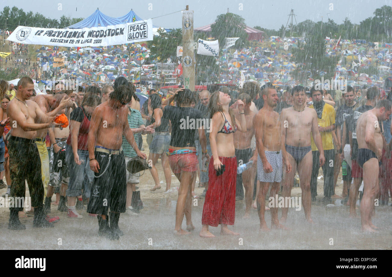 Les visiteurs de la "Willa Arte Woodstock" open air festival obtenir une douche près de Nowy, Pologne, vendredi, 28 juillet 2006. La ville à 80 kilomètres à l'Est de Berlin, l'Allemagne accueille le plus grand festival de musique de l'Europe des 28 et 29 juillet. Entrée gratuite à 350 000 visiteurs sont attendus au festival sous la devise 'l'amour, l'amitié, de la musique'. Plus de 30 groupes de rock et folk, l'Allemagne, Pologne Banque D'Images