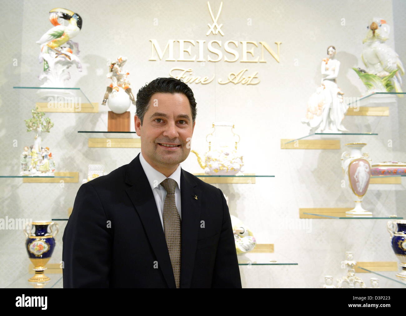 Christian Kurtzke, chef de l'état de fabrication de porcelaine Meissen, pose pour les photos dans le nouveau magasin à Stuttgart, Allemagne, 22 février 2013. Le magasin est la première en Allemagne, qui vend la gamme complète de produits d'usine de Meissen. Photo : BERND WEISSBROD Banque D'Images