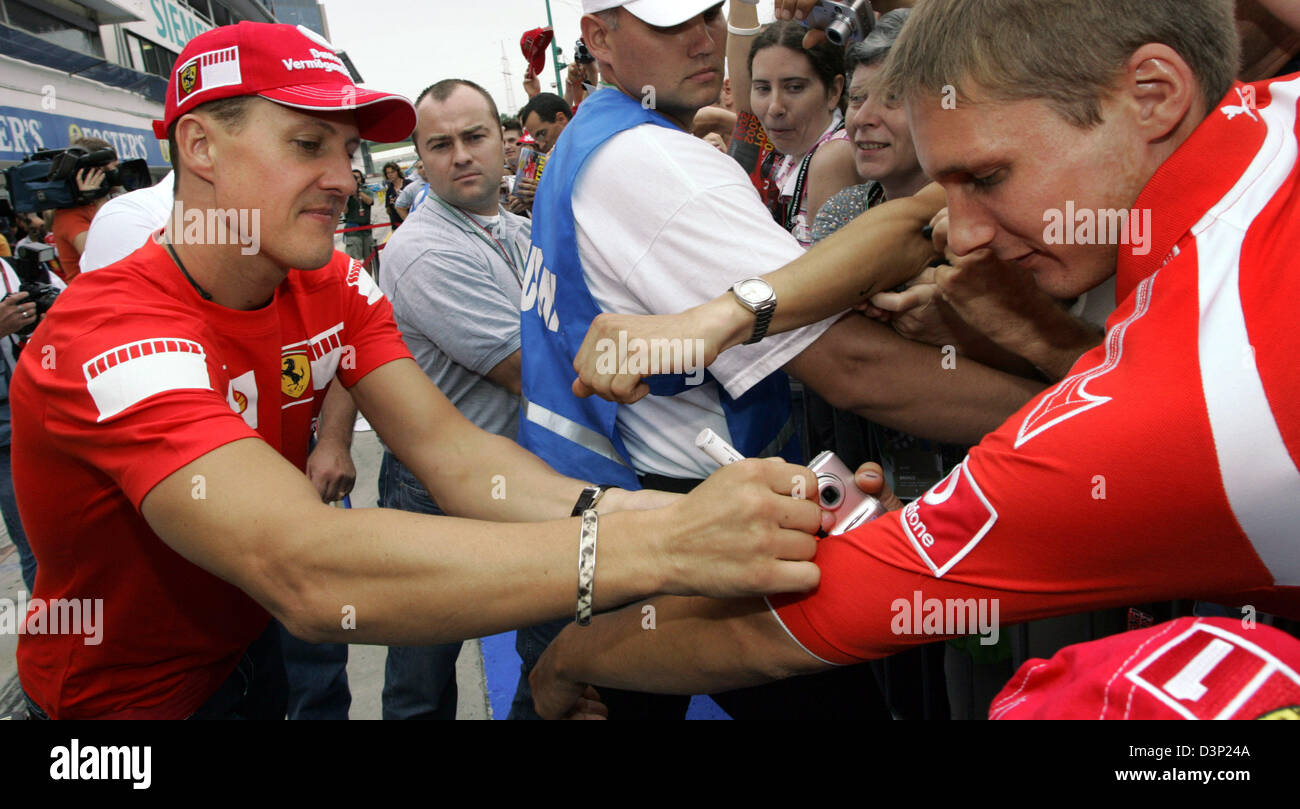 Pilote de Formule 1 allemand Michael Schumacher de l'écurie Scuderia Ferrari donne des autographes dans le circuit Hungaroring près de Budapest, Hongrie, le jeudi, 03 août 2006. Le Grand Prix aura lieu dimanche 6 août 2006. Photo : Rainer Jensen Banque D'Images