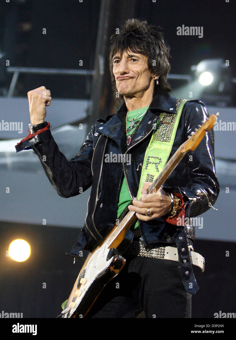 Le guitariste des Rolling Stones Ron Wood rocks sur la ...