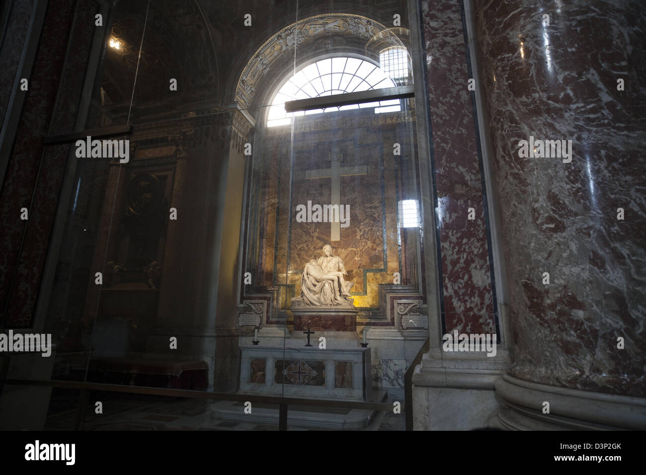 La Pietà de Michel-Ange sculpture derrière verre de protection dans la Basilique St Pierre à Rome Italie Banque D'Images