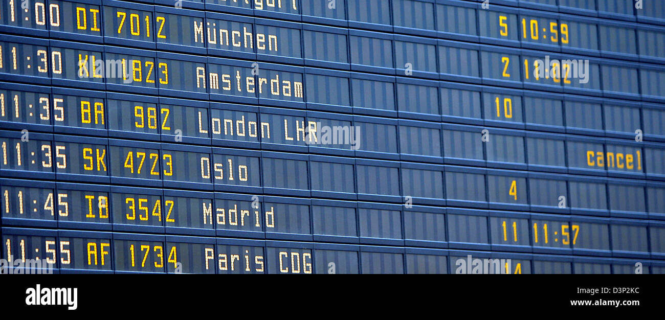 La photo montre un panneau annonciateur montrant que les vols à destination de Londres sont annulés à l'aéroport de Berlin-Tegel, l'Allemagne, jeudi, 10 août 2006. Les terroristes prévu d 'commettre un meurtre de masse à une échelle inimaginable" en détruisant jusqu'à dix avions de passagers à la mi-air, Scotland Yard a annoncé aujourd'hui. 21 personnes avaient été arrêtées en relation avec l'intrigue à Londres et Birmingham, poli Banque D'Images