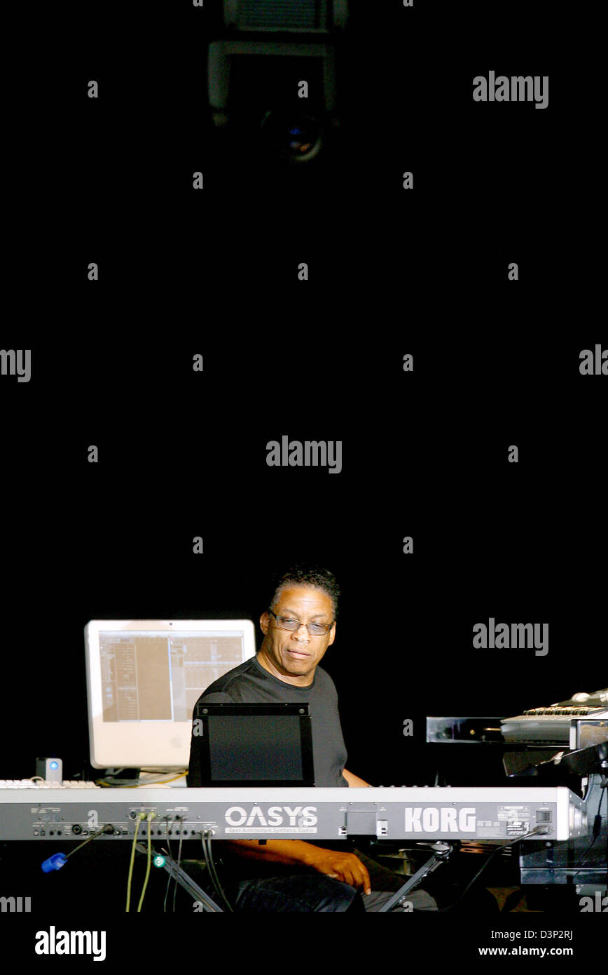 Entre nous la légende du jazz Herbie Hancock fonctionne à l'air libre, à Bonn, Allemagne, 25 juillet 2006. De nombreuses compositions comme l'homme pastèque, cantaloup Island, Voyage inaugural, le Dolphin Dance ou caméléon est devenu servant de normes pour les générations de musiciens comme base pour leurs improvisations. Photo : Felix Heyder Banque D'Images