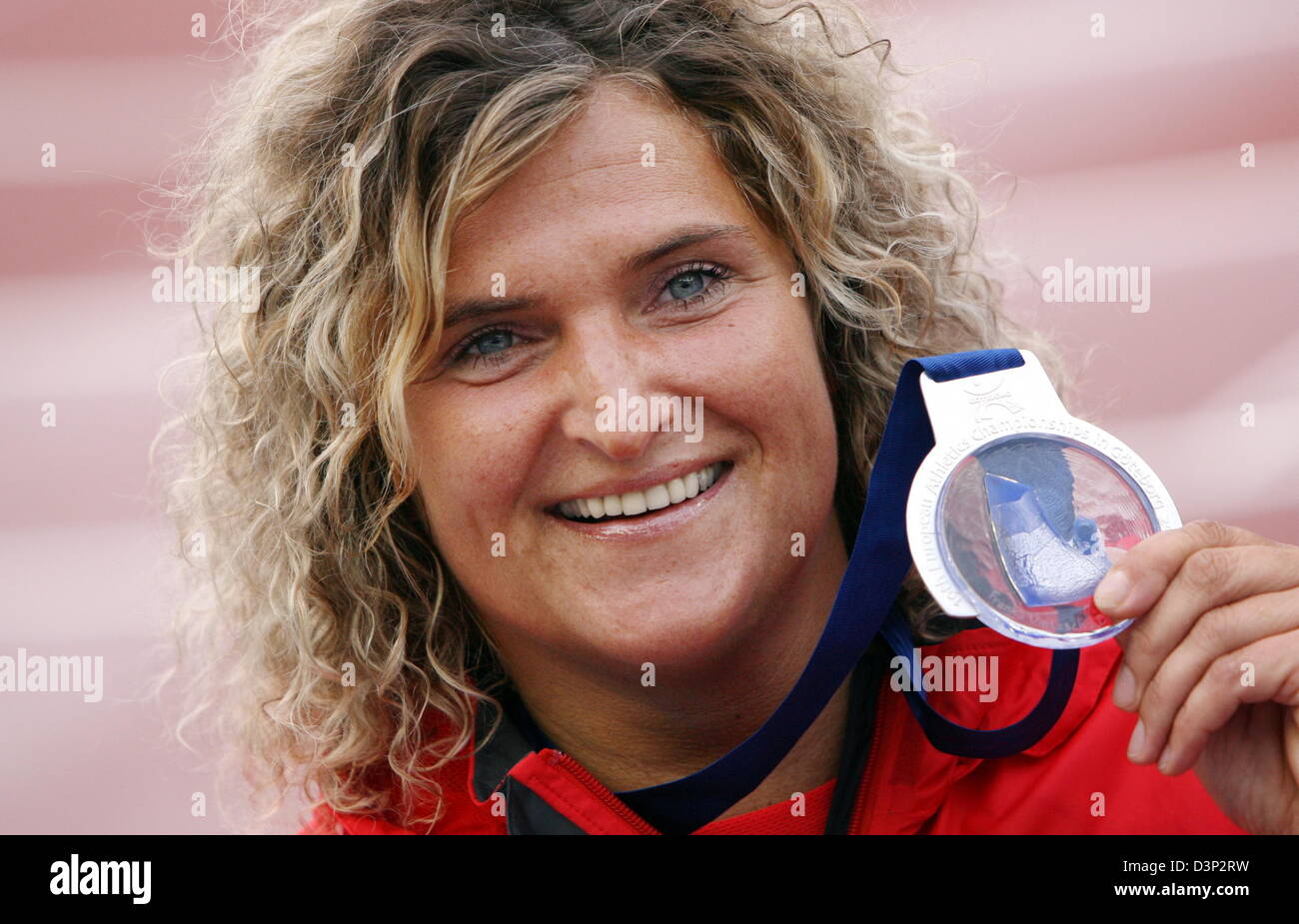 Athlète Franka Dietzsch discus allemand montre sa médaille d'argent du 19e Europan Championnats mondiaux d'athlétisme à Göteborg, en Suède, vendredi, 11 août 2006. Photo : Kay Nietfeld Banque D'Images