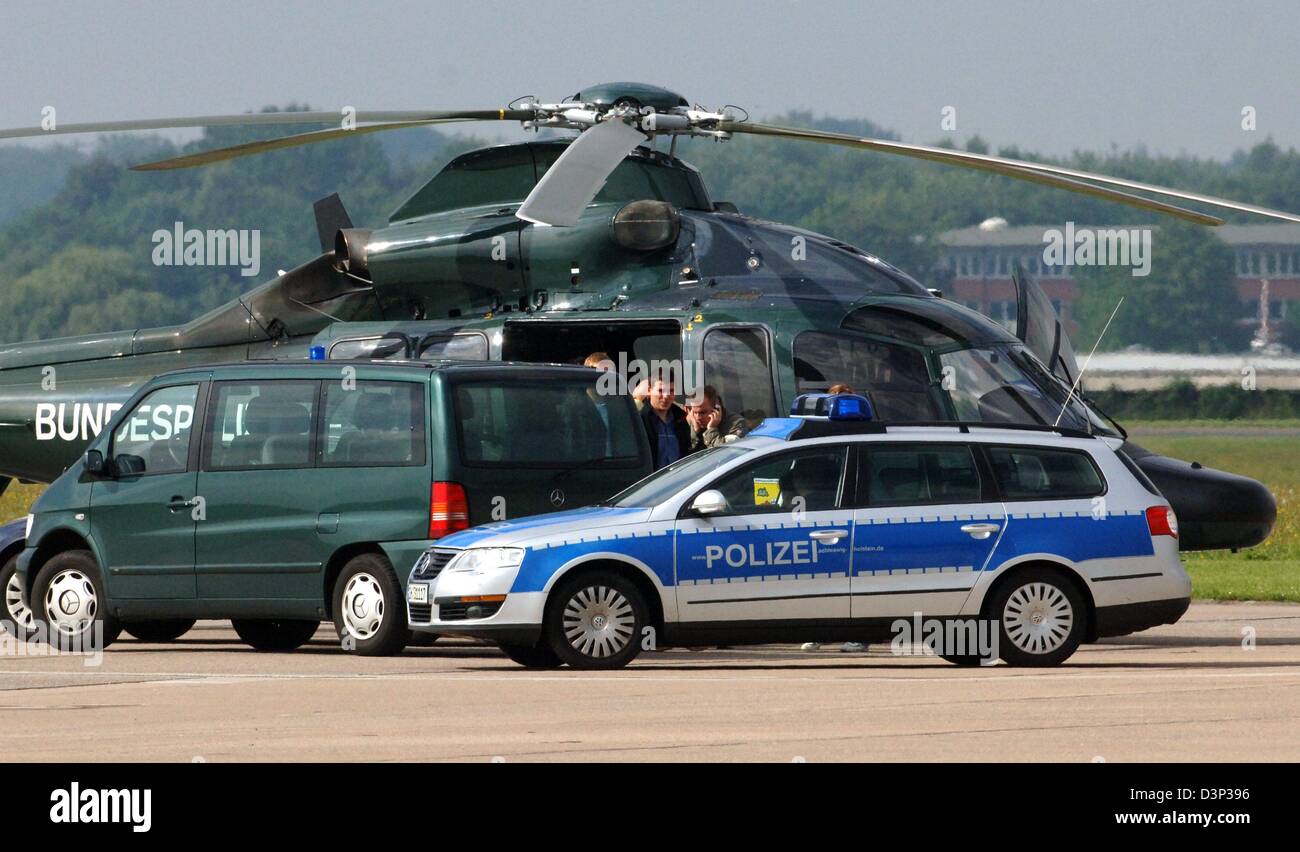 Les agents de police des frontières, mettre une personne à l'helipcopter au airoprt, Kiel-Holtenau Allemagne, dimanche, 20 août 2006. Le présumé kamikaze valise arrêté à Kiel le samedi est transporté à Karlsruhe. Photo : Wulf Pfeiffer Banque D'Images