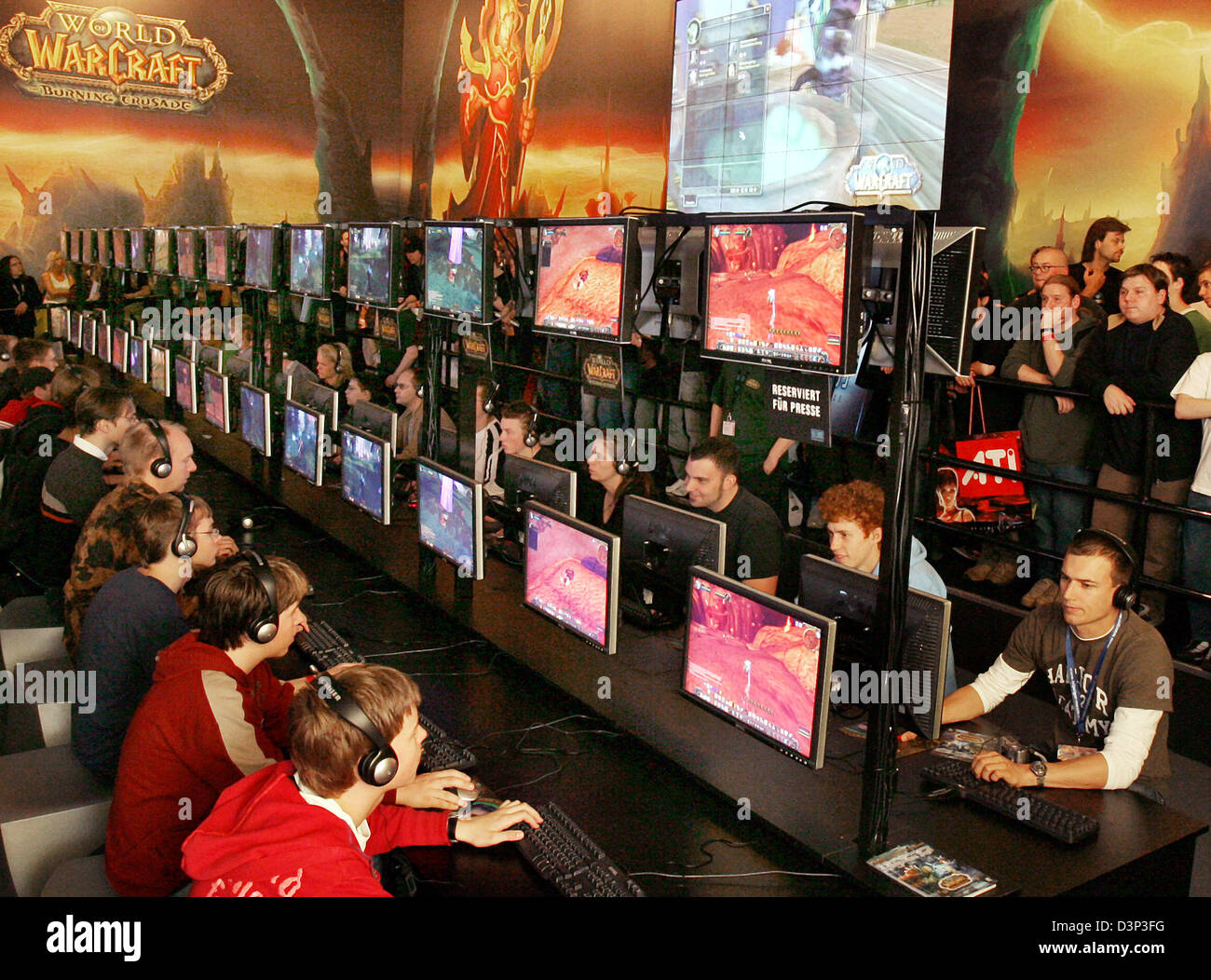 La photo montre la foule des visiteurs sur les stands de la 'Warcraft' jeu à la foire 'Jeux Convention" à Leipzig, en Allemagne, le jeudi, 24 août 2006. Le plus grand salon de l'ordinateur et les jeux vidéos accueille plus de 400 entreprises présentant leurs nouveaux produits. Environ 150.000 visiteurs sont attendus pendant les quatre jours d'ouverture au public (du 24 au 27 août 2006) comparer Banque D'Images