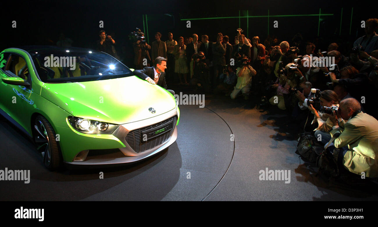 Wolfgang Bernhard, président de la marque Volkswagen group, se tient à côté d'étude-conception IROC sur une scène à Berlin, Allemagne, le jeudi 24 août 2006. La nouvelle voiture sport est définie pour être produites au Portugal à partir de 2008. Bernhard a annoncé 10 nouvelles voitures pour la même année. Nouveaux produits devraient promouvoir la réhabilitation de la marque traditionnelle. Photo : Steffen Kugler Banque D'Images