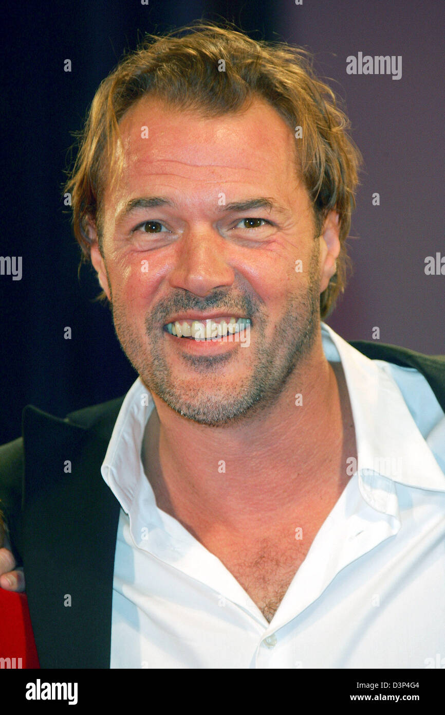 L'acteur allemand Sebastian Koch arrive souriant à la première de son film 'Zwartboek' (alias 'Black book') au 63e Festival du Film de Venise à Venise, Italie, 01 septembre 2006. Photo : Hubert Boesl Banque D'Images