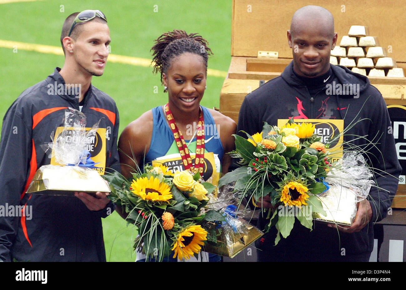 Les 1 millions de dollars gagnants jackpot (L-R) NOUS JOINDRE Jeremy Wariner et Sany Richards et jamaïcain Asafa Powell se tenir ensemble à la cérémonie de la victoire de la 65e ISTAF de Berlin, en Allemagne, dimanche, 03 septembre 2006. Photo : Miguel Villagran Banque D'Images