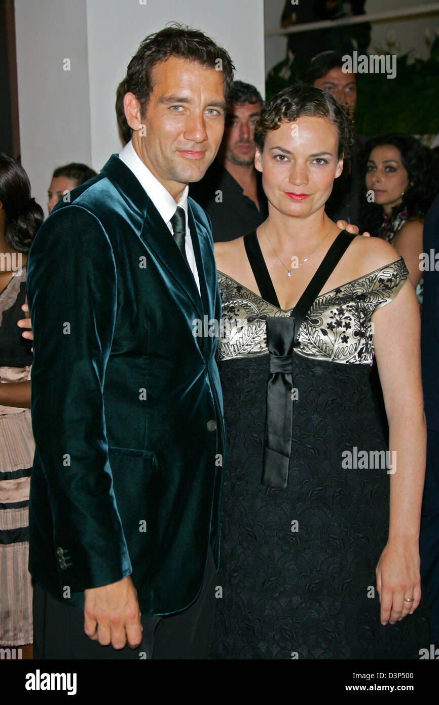 L'acteur britannique Clive Owen et sa femme Sarah-Jane Fenton sourire pour les caméras qu'ils arrivent à la première de son film 'Les enfants des hommes" à la 63e Festival International du Film de Venise à Venise, Italie, 04 septembre 2006. Photo : Hubert Boesl Banque D'Images