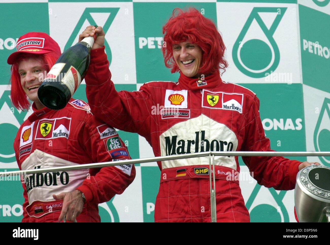 Archiv Mit Roten Perucken Auf Dem Kopf Jubeln Die Beiden Ferrari