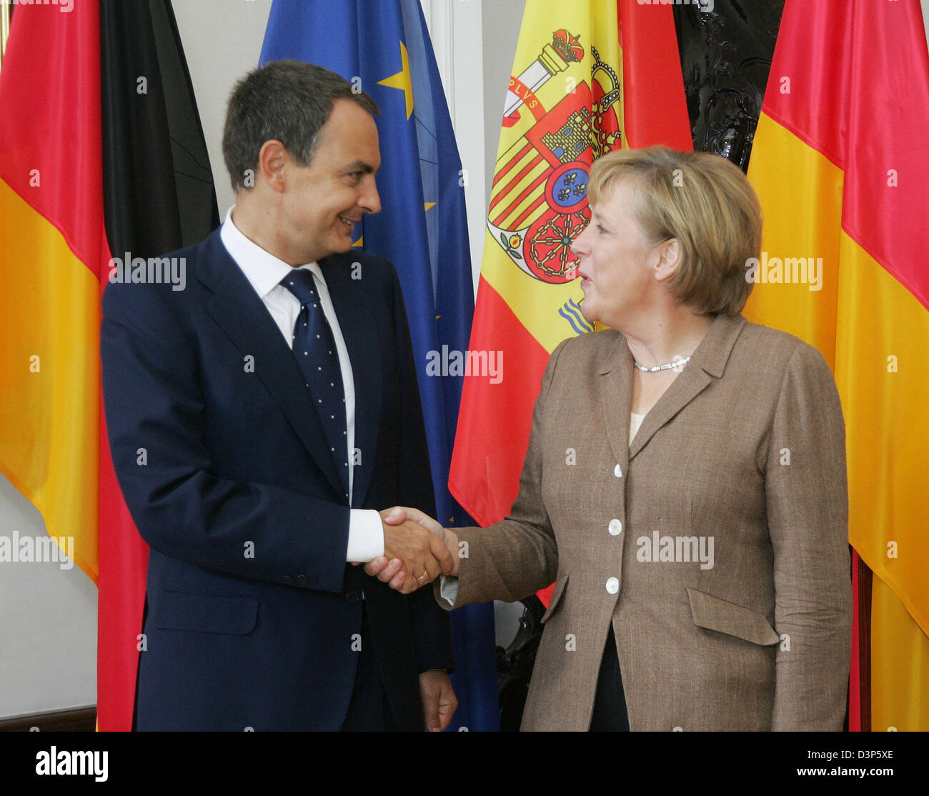 La chancelière allemande Angela Merkel (R) et le Premier ministre espagnol Jose Luis Rodriguez Zapatero (L) se serrer la main au niveau de l'articulation des consultations du gouvernement à Meersburg, Allemagne, mardi 12 septembre 2006. Photo : Daniel Maurer Banque D'Images
