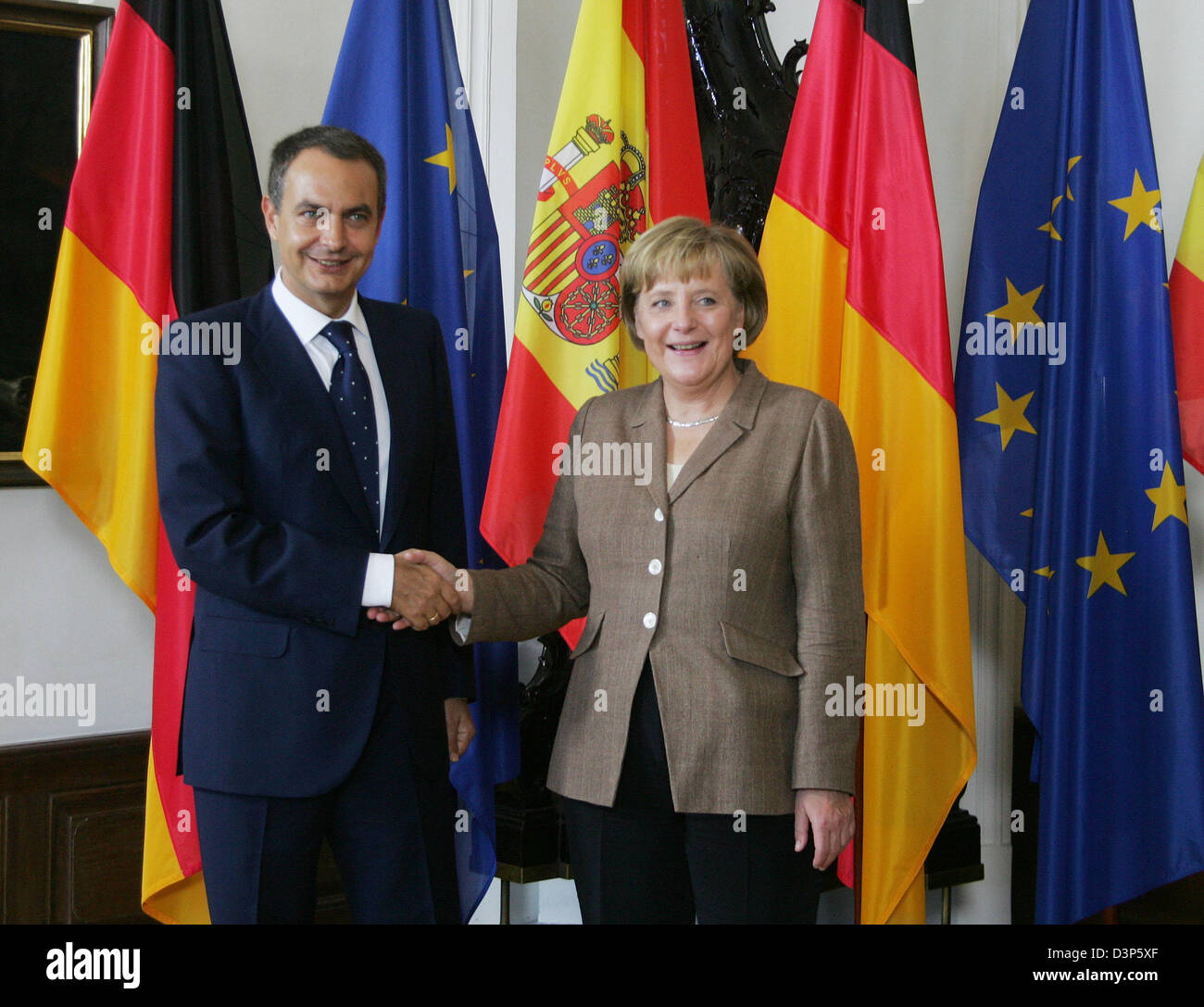 La chancelière allemande Angela Merkel (R) et le Premier ministre espagnol Jose Luis Rodriguez Zapatero (L) se serrer la main au niveau de l'articulation des consultations du gouvernement à Meersburg, Allemagne, mardi 12 septembre 2006. Photo : Daniel Maurer Banque D'Images
