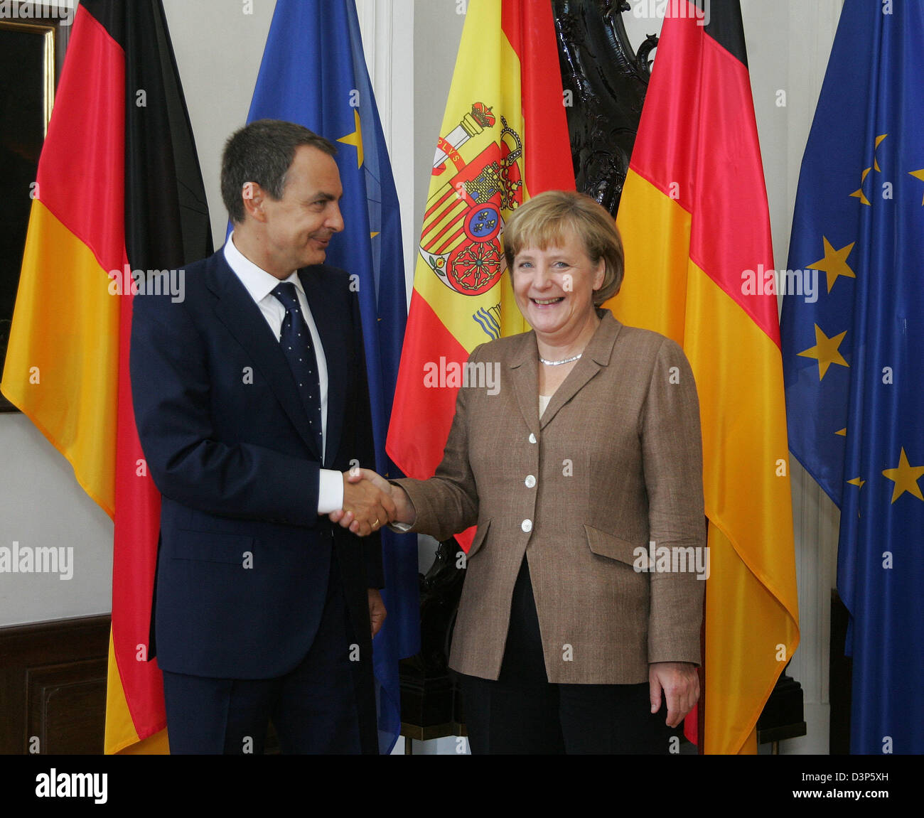 La chancelière allemande Angela Merkel (R) et le Premier ministre espagnol Jose Luis Rodriguez Zapatero (L) se serrer la main au niveau de l'articulation des consultations du gouvernement à Meersburg, Allemagne, mardi 12 septembre 2006. Photo : Daniel Maurer Banque D'Images