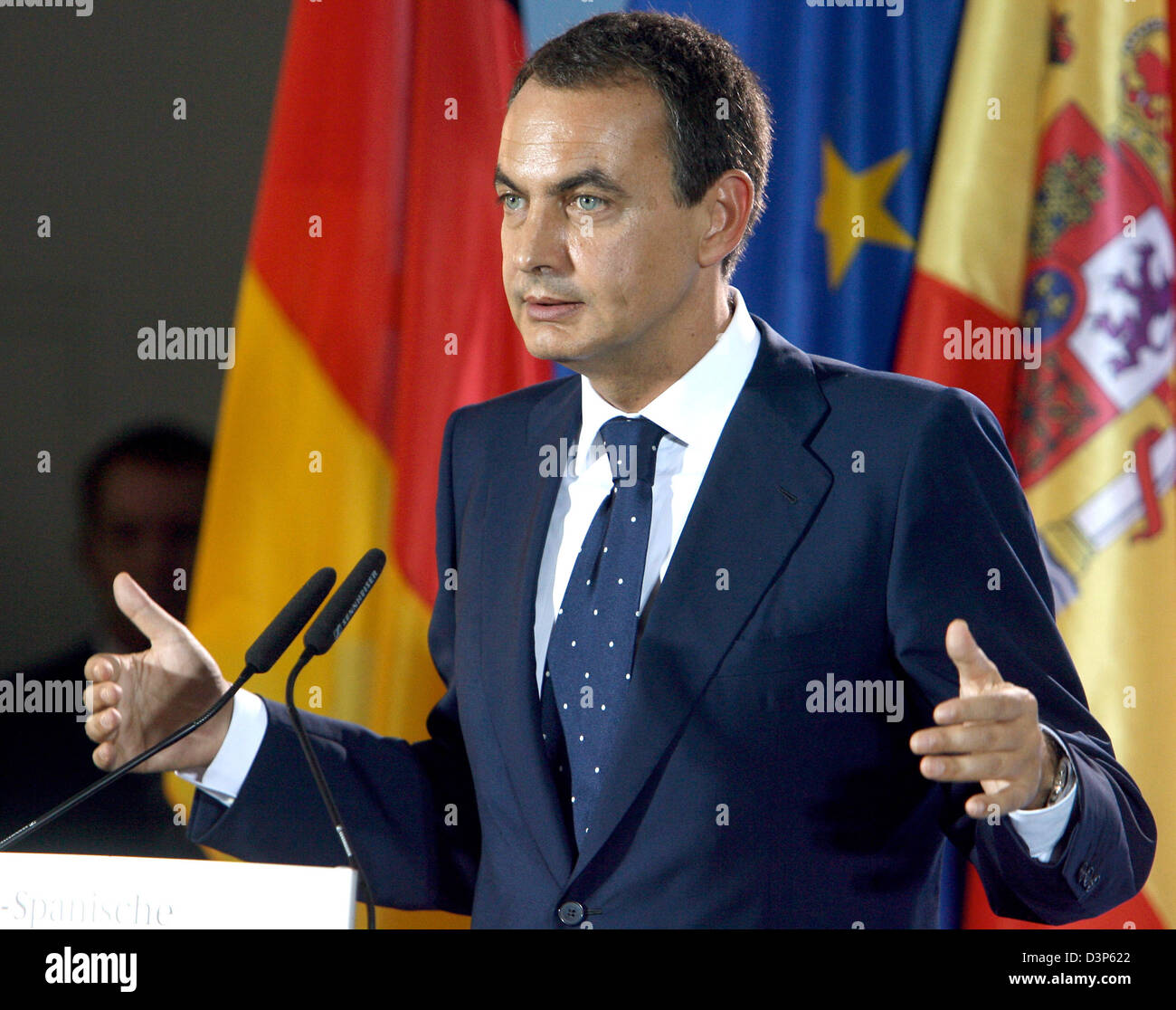 Le Premier ministre espagnol Jose Luis Rodriguez Zapatero prend la parole à une conférence de presse conjointe à l'consultations du gouvernement dans Meersburg, Allemagne, mardi 12 septembre 2006. L'objet de ces pourparlers ont été sur des thèmes économiques et de la crise au Liban. Photo : Norbert Foersterling Banque D'Images