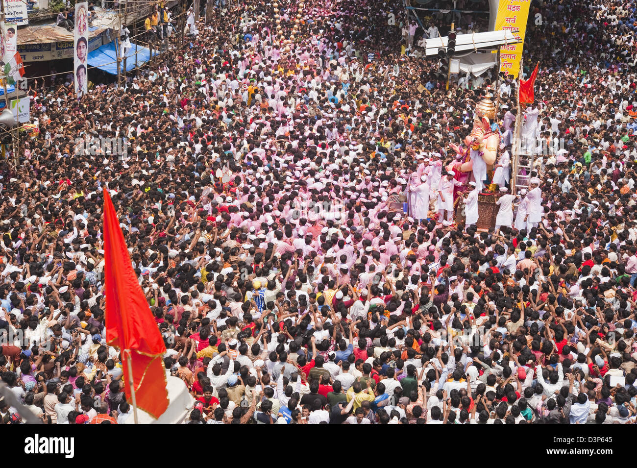 Foule à procession religieuse lors de Ganpati visarjan cérémonie, Mumbai, Maharashtra, Inde Banque D'Images