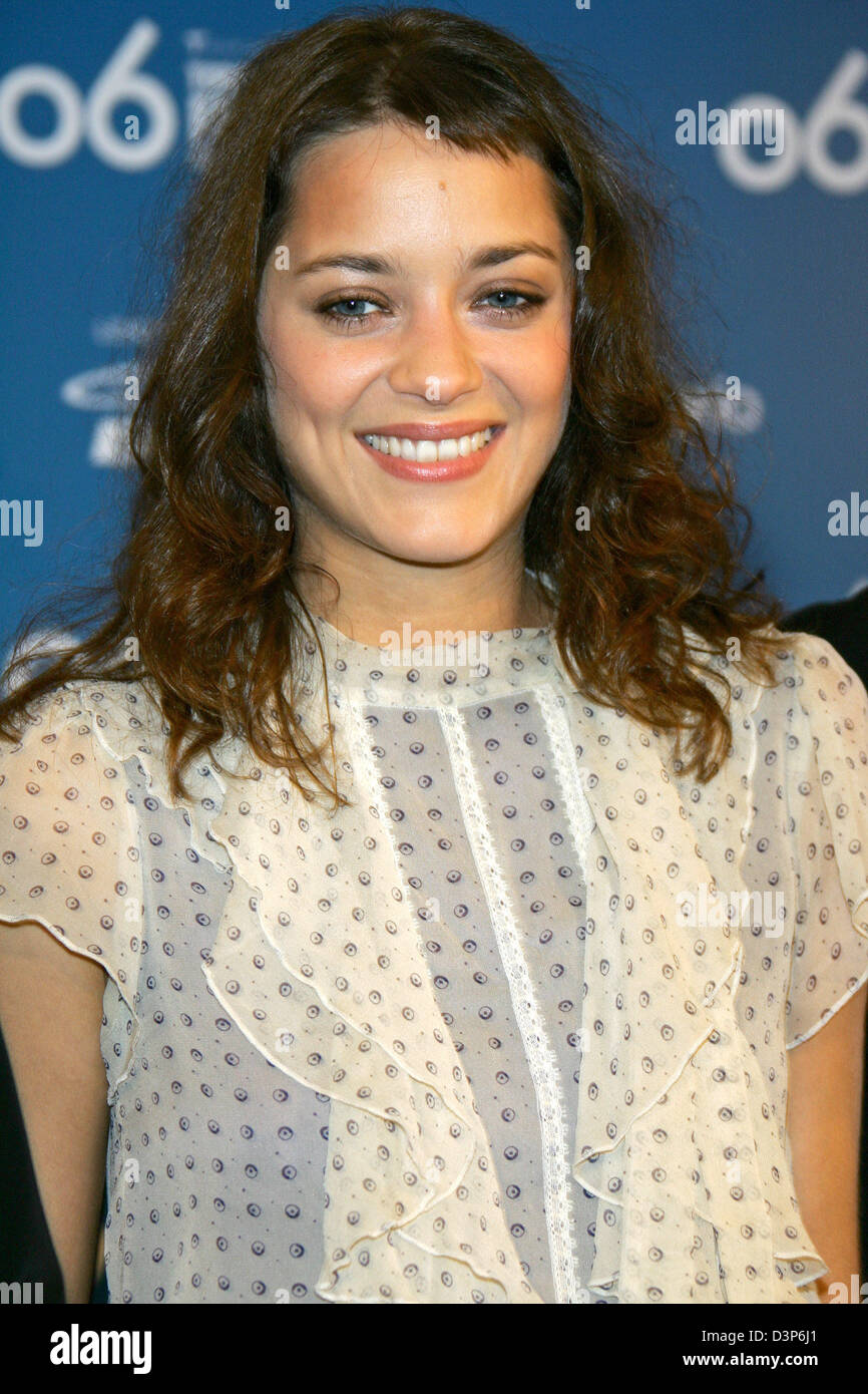 L'actrice française Marion Cotillard participe à une conférence de presse pour son nouveau film "une bonne année", tenue à l'hôtel Sutton Place, lors de la 31e Festival International du Film de Toronto à Toronto, Canada, samedi, 9 septembre 2006. Photo : Hubert Boesl Banque D'Images