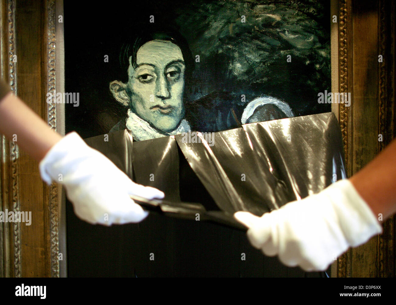 Employés de maison de vente aux enchères Christie's présente son 'Portrait d'Angel Fernandez de Soto" au musée romain-germanique de Cologne, en Allemagne, mercredi 20 septembre 2006. Christie's expose la peinture au musée à partir du 21 septembre jusqu'au 23 septembre 2006. Le tableau provient de la période bleue de Picasso (1901±1904) et fait partie d'Andrew Lloyd Webber's art collection. Banque D'Images