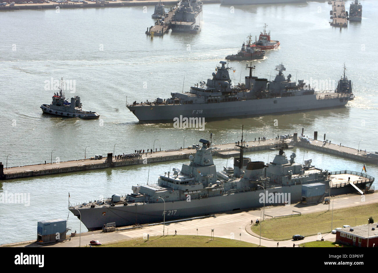 Les navires de la marine allemande quitter Wilhelmshaven, Allemagne, jeudi, 21 septembre 2006. L'Allemagne assurera le commandement d'une force navale internationale qui va inclure les navires de la Suède, la Norvège, le Danemark et les Pays-Bas au cours de la soi-disant mission de la FINUL au Liban. C'est la première fois depuis la Seconde Guerre mondiale que les troupes allemandes sont stationnés à l'instabilité de la région du Moyen-Orient. L'Allemand Leban Banque D'Images