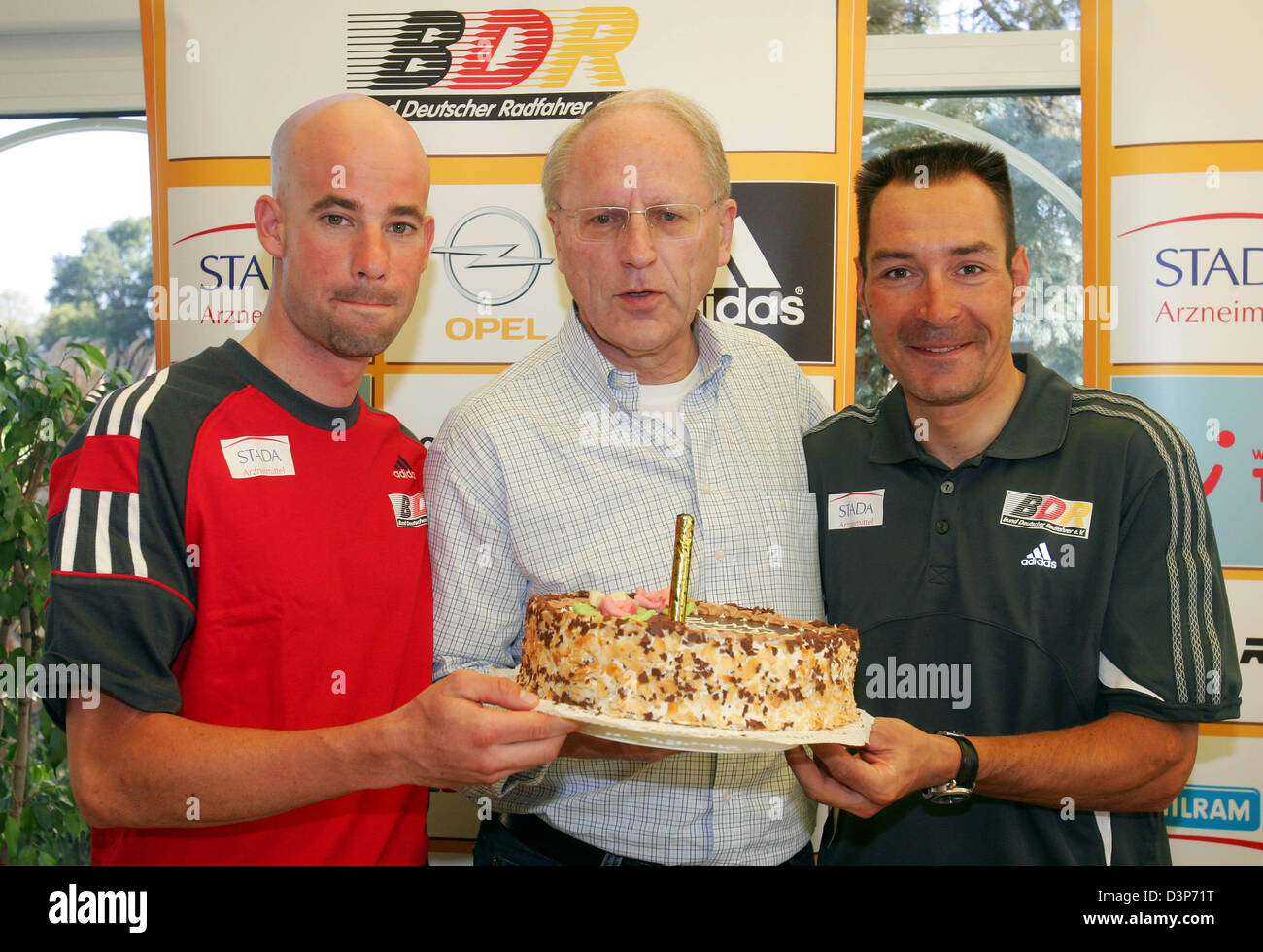 Le Cyclisme Allemand Erik Zabel Professionnels R Et Stefan Schumacher L Commentateur Herbert Watterott Ard Donner Un Gateau D Anniversaire A Un Communique De Parler De L Equipe Allemande A L Uci Championnats Du Monde Le Cyclisme Allemand Erik Zabel Professionnels R Et Stefan Schumacher L Commentateur Herbert Watterott Ard Donner Un Gateau D Anniversaire A Un Communique De Parler De L Equipe Allemande A L Uci Championnats Du Monde