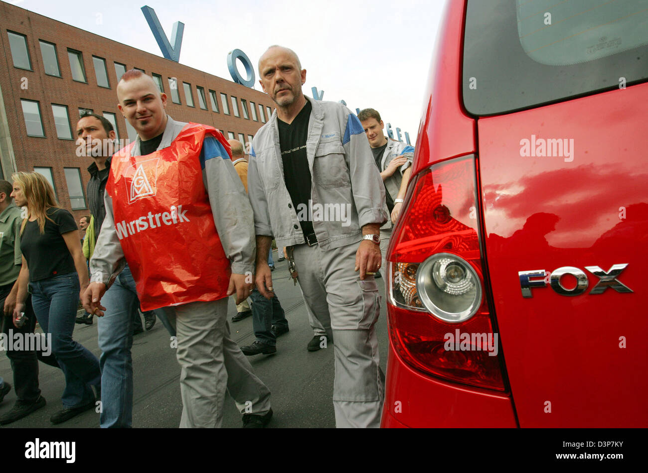 Le personnel de l'usine de Volkswagen (VW) Baunatal quittent l'usine pour une tournée d'information du conseil d'entreprise dans la région de Kassel, Allemagne, mardi 26 septembre 2006. Les employés a augmenté la pression sur le conseil de gestion un jour avant la prochaine ronde de négociations dans la recapitalisation de VW. Les comités tiennent 'ROADSHOW' dans les six usines de Volkswagen en Allemagne aujourd'hui. 5 000 travailleurs ont participé à la tournée Banque D'Images