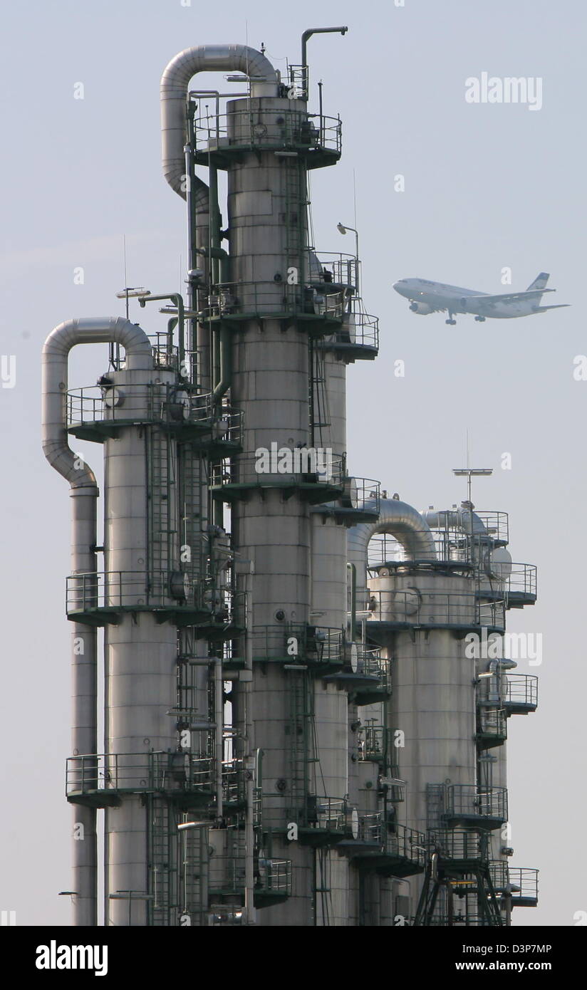 Un avion civil vole par les systèmes de production de génie chimique de l'usine Ticona à Kelsterbach, Allemagne, 23 septembre 2006. Ticona emploie environ 900 personnes dans la région de Kelsterbach. La société filiale du groupe Celanese est spécialisée sur la production de matières plastiques techniques utilisés dans l'automobile et la production de l'avion. Le modèle privilégié pour l'expansion de l'Frankfurt airpo Banque D'Images