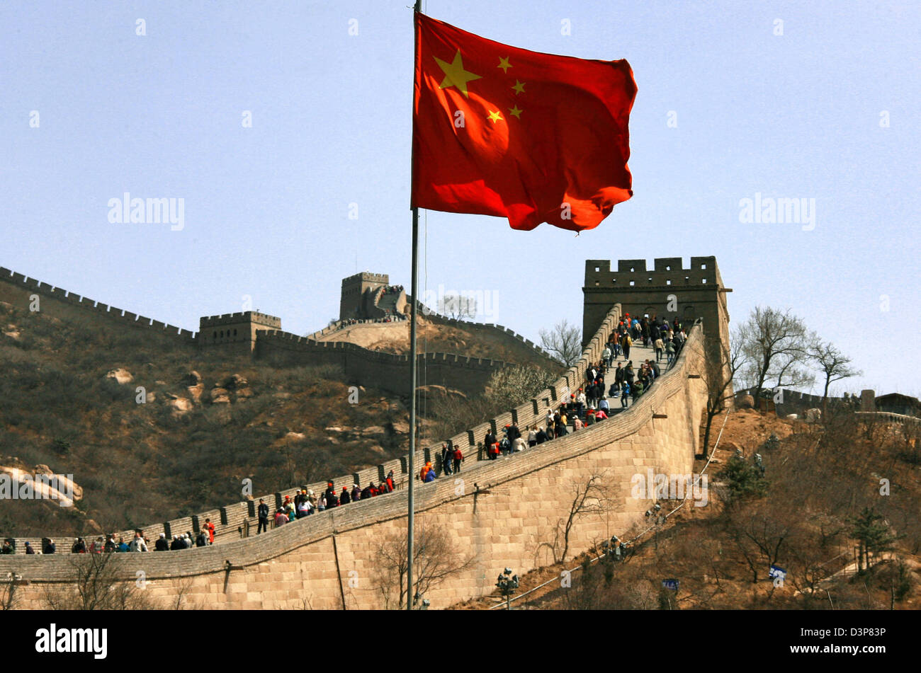 (Afp) Le drapeau national de Chine vagues au-dessus de la Grande Muraille près de la capitale Beijing, Chine, le mardi 11 avril 2006. La Grande Muraille de Chine est la plus longue structure de l'homme, qui s'étend sur une distance de 6 000 kilomètres. La construction a commencé au cours de l'Qin-Dynasty (3e siècle avant J.-C.) et s'est poursuivie pendant une période de plusieurs siècles. La Chine est le pays le plus peuplé du monde Banque D'Images