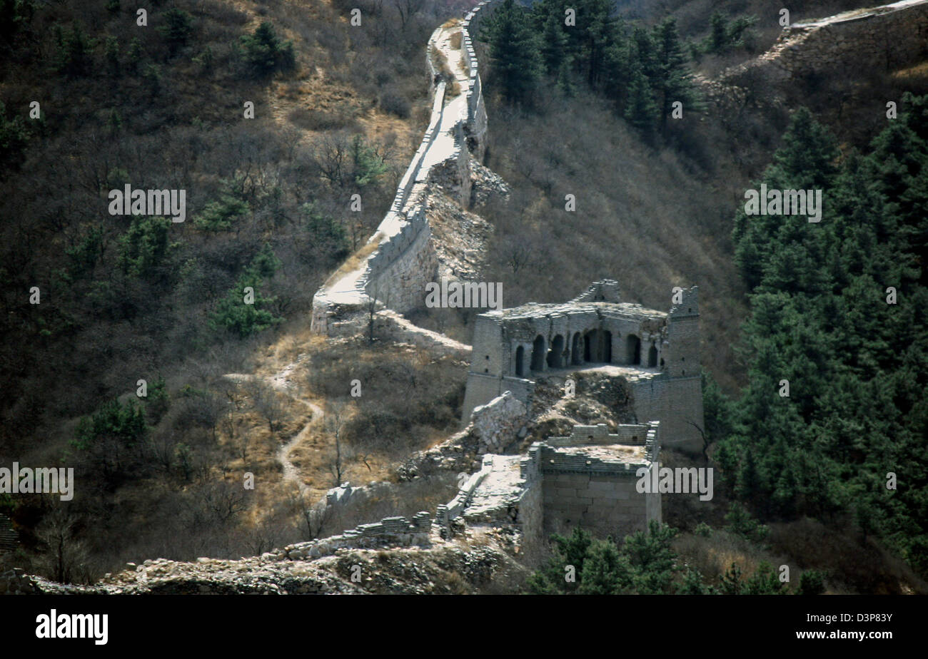 (Afp) l'image montre une pas encore rénové de la Grande Muraille près de la capitale Beijing, Chine, le mardi 11 avril 2006. La Grande Muraille de Chine est la plus longue structure de l'homme, qui s'étend sur une distance de 6 000 kilomètres. La construction a commencé au cours de l'Qin-Dynasty (3e siècle avant J.-C.) et s'est poursuivie pendant une période de plusieurs siècles. La Chine est le pays le plus peuplé Banque D'Images