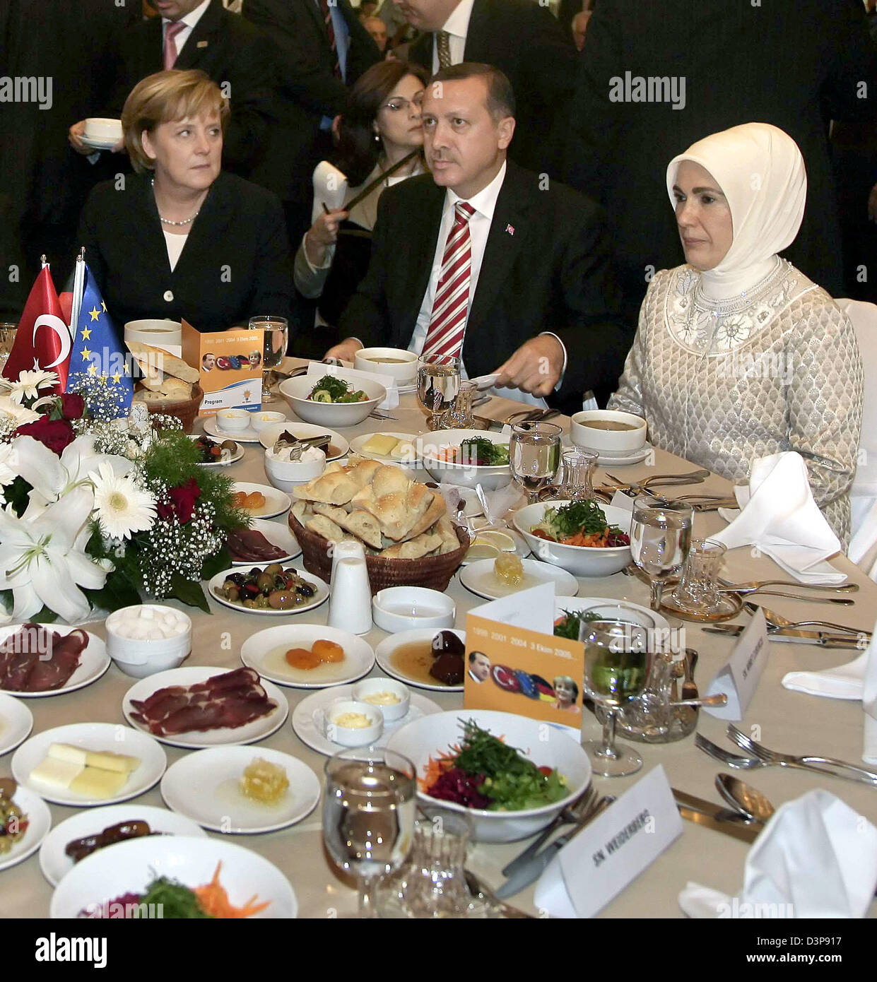 La chancelière allemande Angela Merkel (L), le Premier Ministre de la Turquie Recep Erdogan et son épouse Emine (R) a photographié pendant un à Istanbul, Turquie, le jeudi 05 octobre 2006. Merkel est sur un voyage de deux jours à la Turquie pour des entretiens bilatéraux. Photo : Grimm par les pairs Banque D'Images