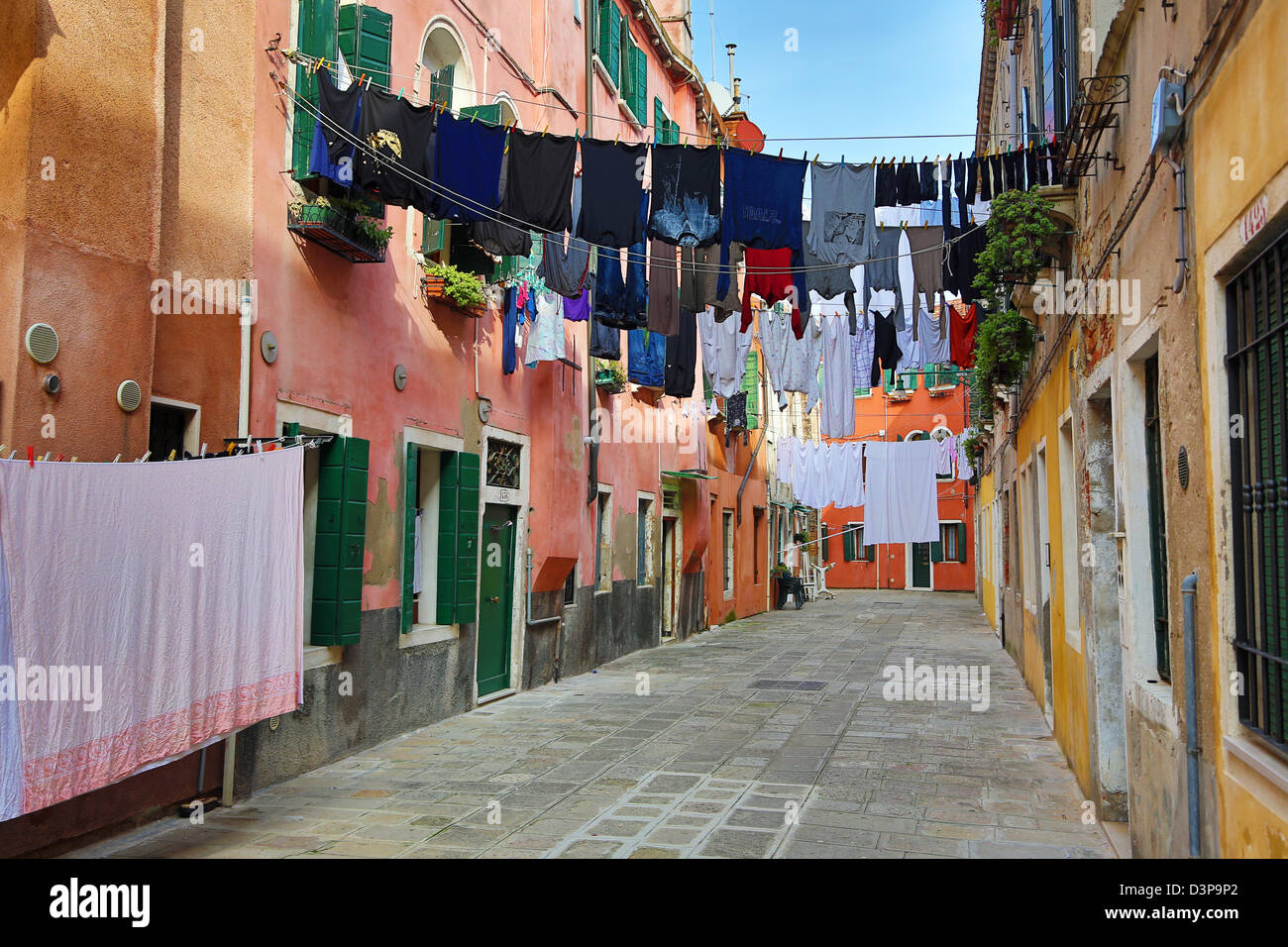 Le séchage des vêtements en train de sécher dehors sur une ligne de lavage dans une rue à lessive à Venise, Italie Banque D'Images
