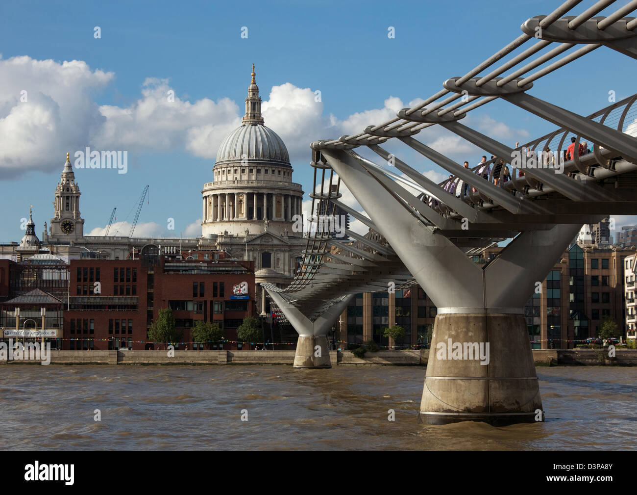 St.Paul's Cathedral et le Millennium Bridge sur la Tamise à Londres. Banque D'Images