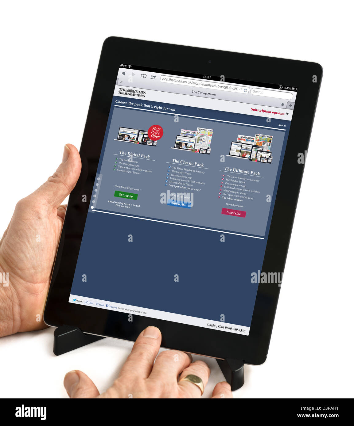À la souscription à des options pour le journal The Times sur un iPad 4e génération, UK Banque D'Images