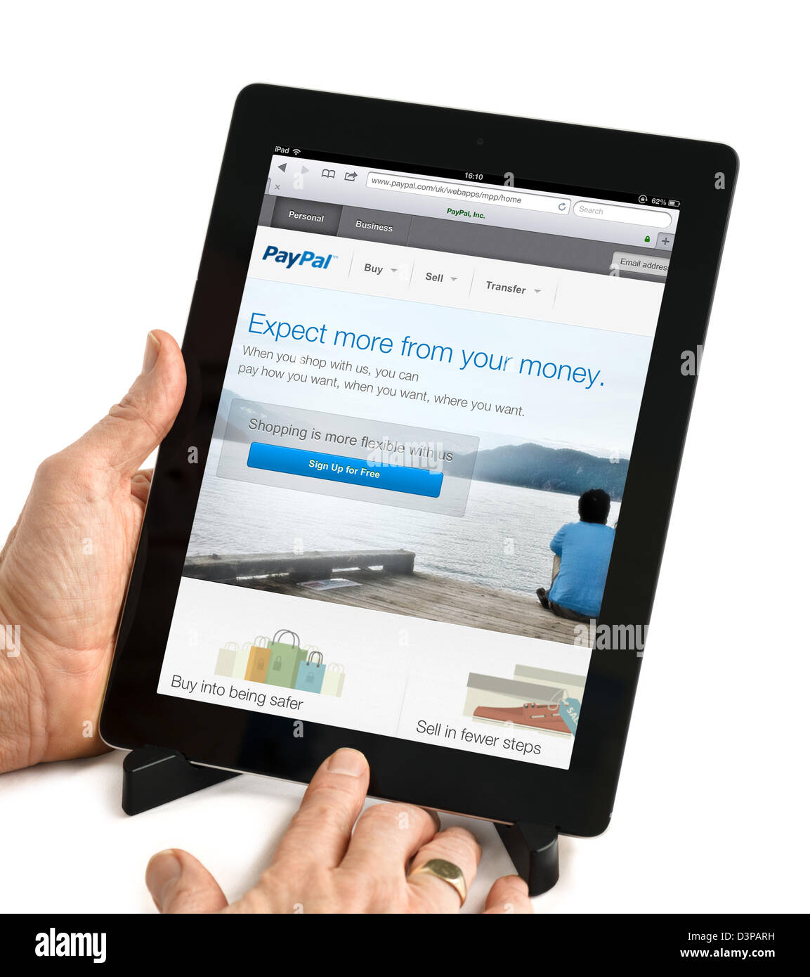 Inscription pour l'écran site web de PayPal sur un 4ème génération d'Apple iPad tablet computer Banque D'Images