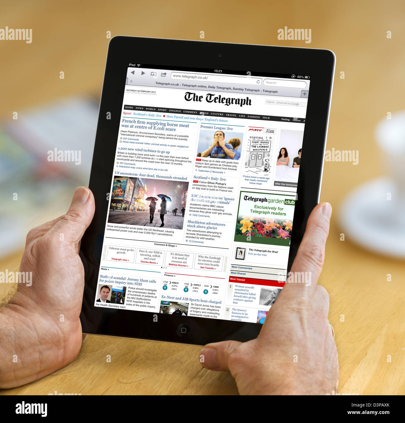La lecture de l'édition internet du Telegraph Journal en ligne sur un iPad 4e génération, UK Banque D'Images