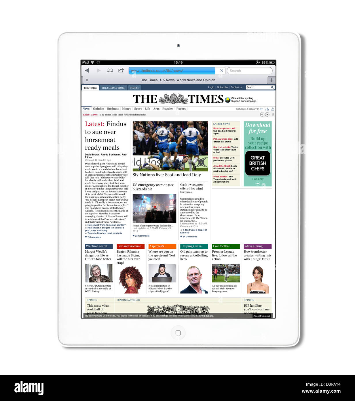 La lecture de l'édition internet du quotidien The Times sur un iPad 4e génération blanc, UK Banque D'Images