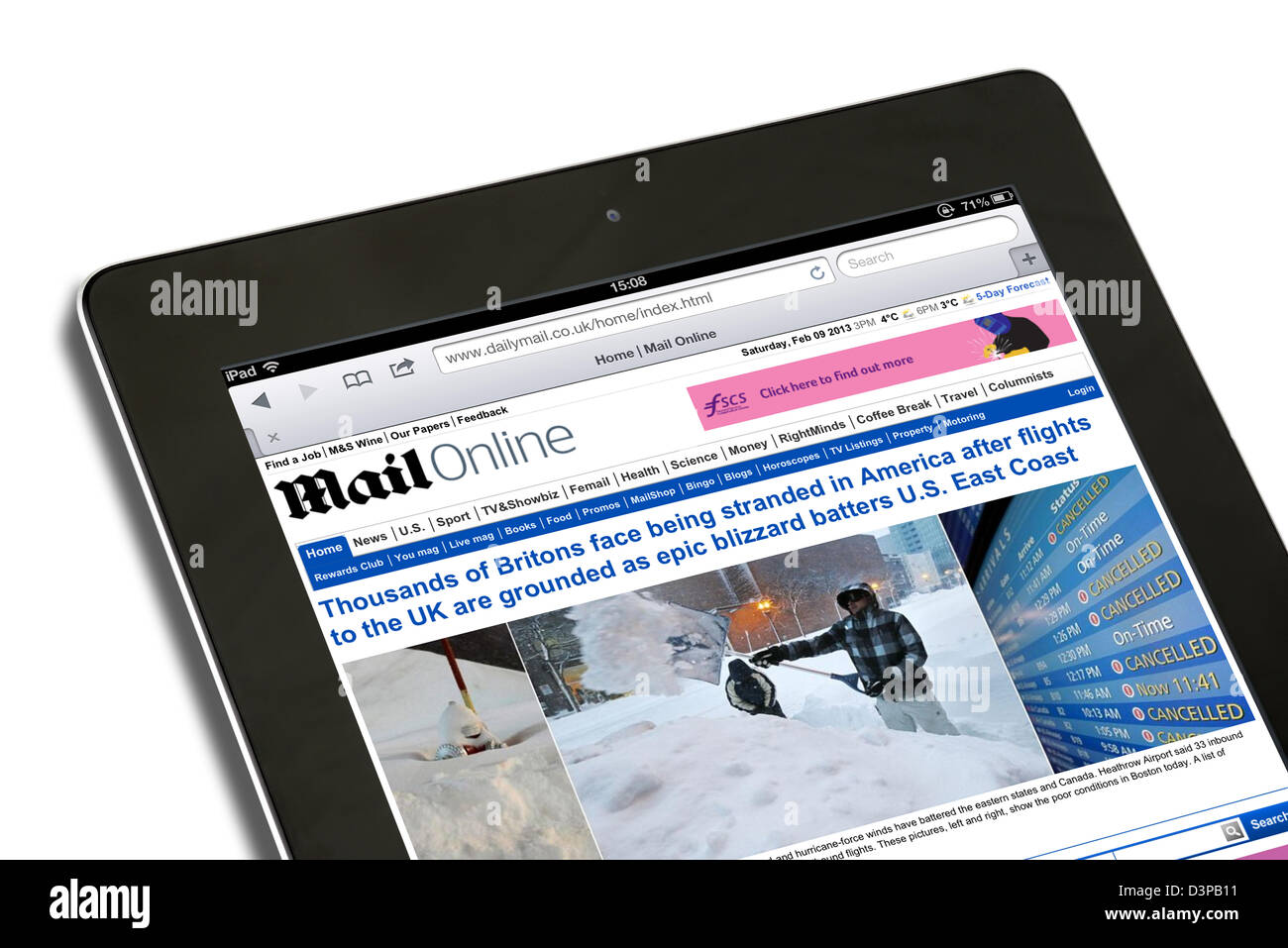 La lecture de l'édition internet du journal en ligne Courrier sur un iPad 4e génération, UK Banque D'Images