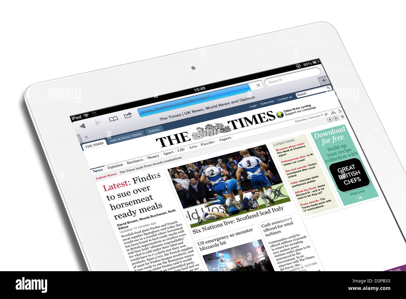 La lecture de l'édition internet du quotidien The Times sur un iPad 4e génération blanc, UK Banque D'Images