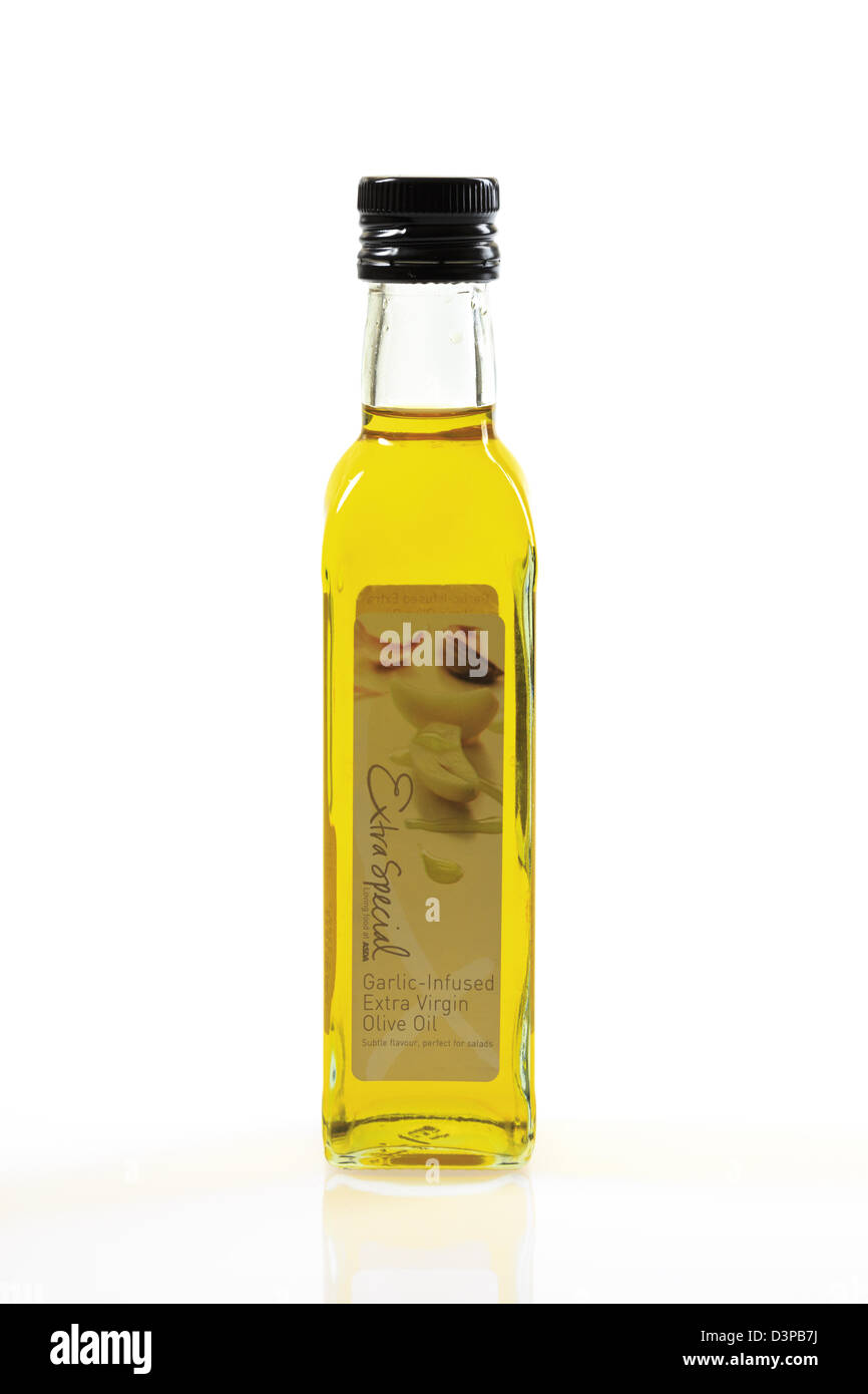 Bouteille de l'Asda infusée à l'ail l'huile d'olive extra vierge sur un fond blanc Banque D'Images