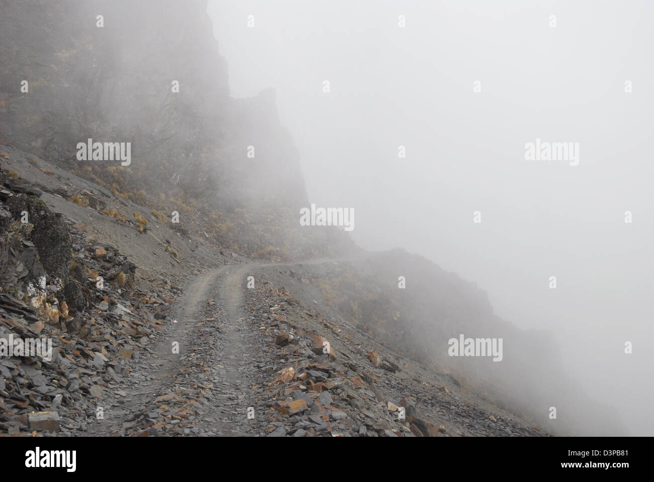 La route de la mort dans la Cordillère Apolobamba Banque D'Images