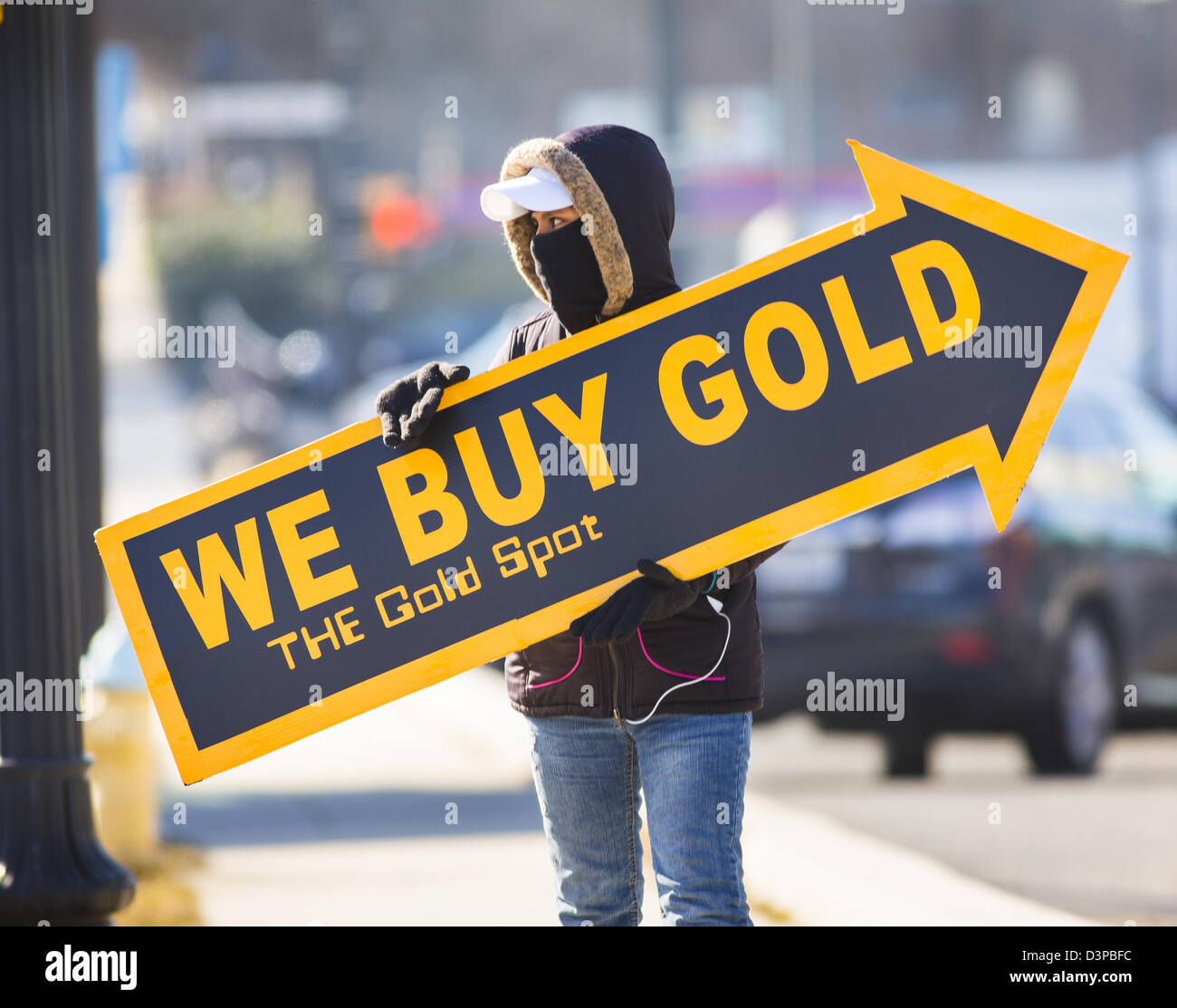 ARLINGTON, VIRGINIA, USA - Femme nous acheter de l'or signer sur trottoir pour attirer les clients. Banque D'Images