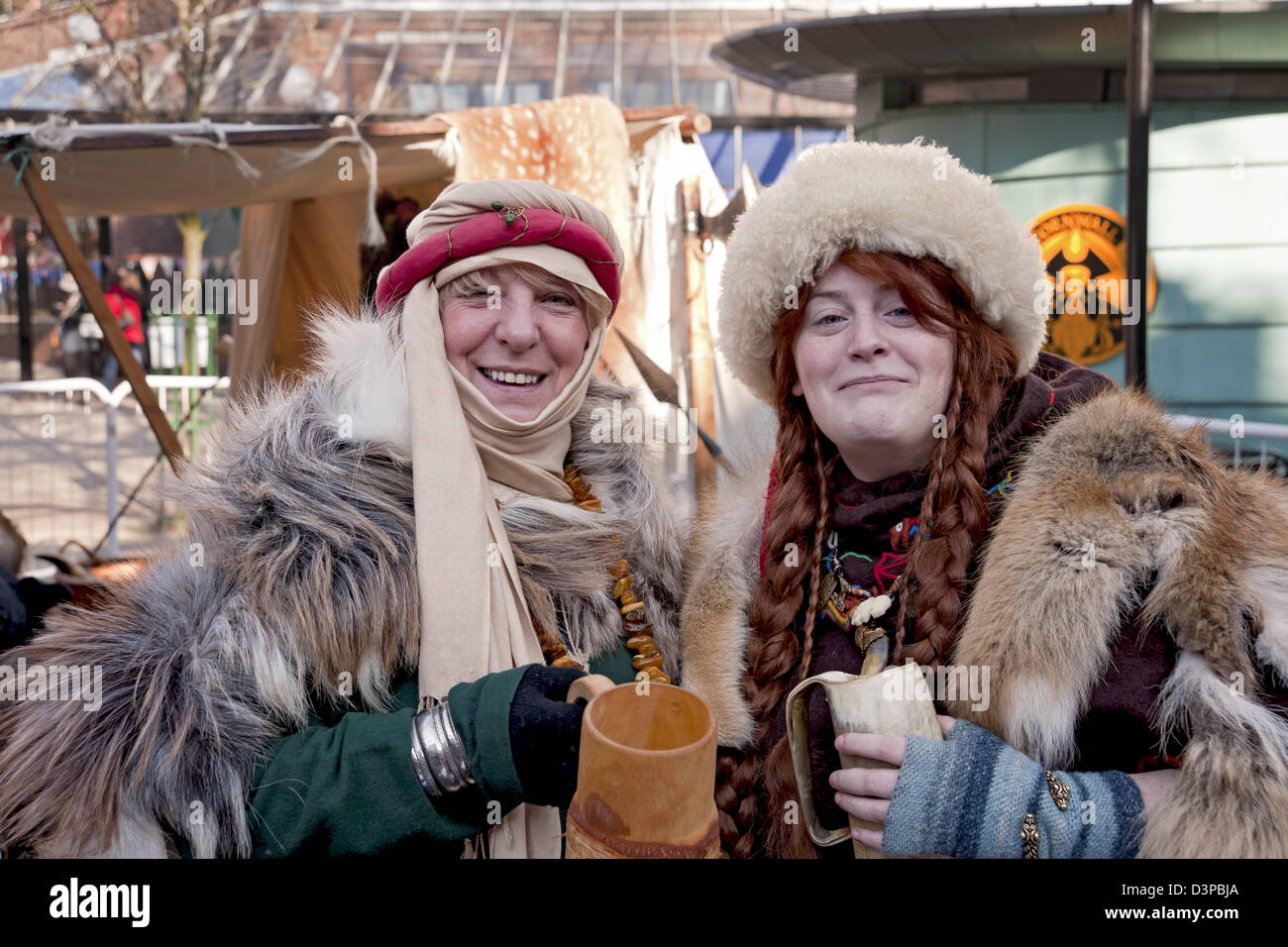 Deux femmes dames en costume viking au Jorvik Viking Festival York centre ville North Yorkshire England Royaume-Uni GB Grande-Bretagne Banque D'Images