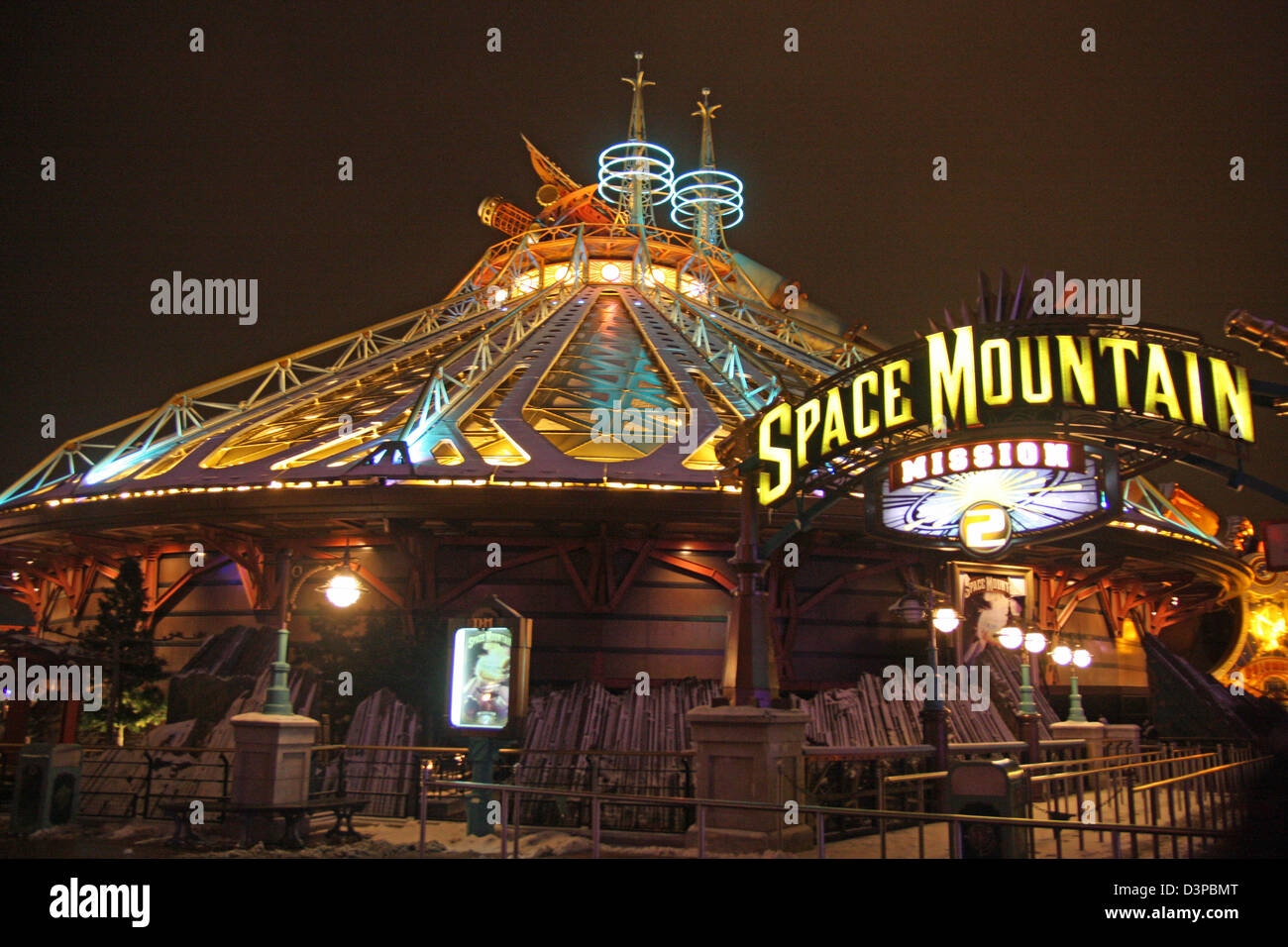Space Mountain : Mission 2 est un type de montagnes russes en métal à Discoveryland attractions à Disneyland Park à Disneyland Paris Banque D'Images